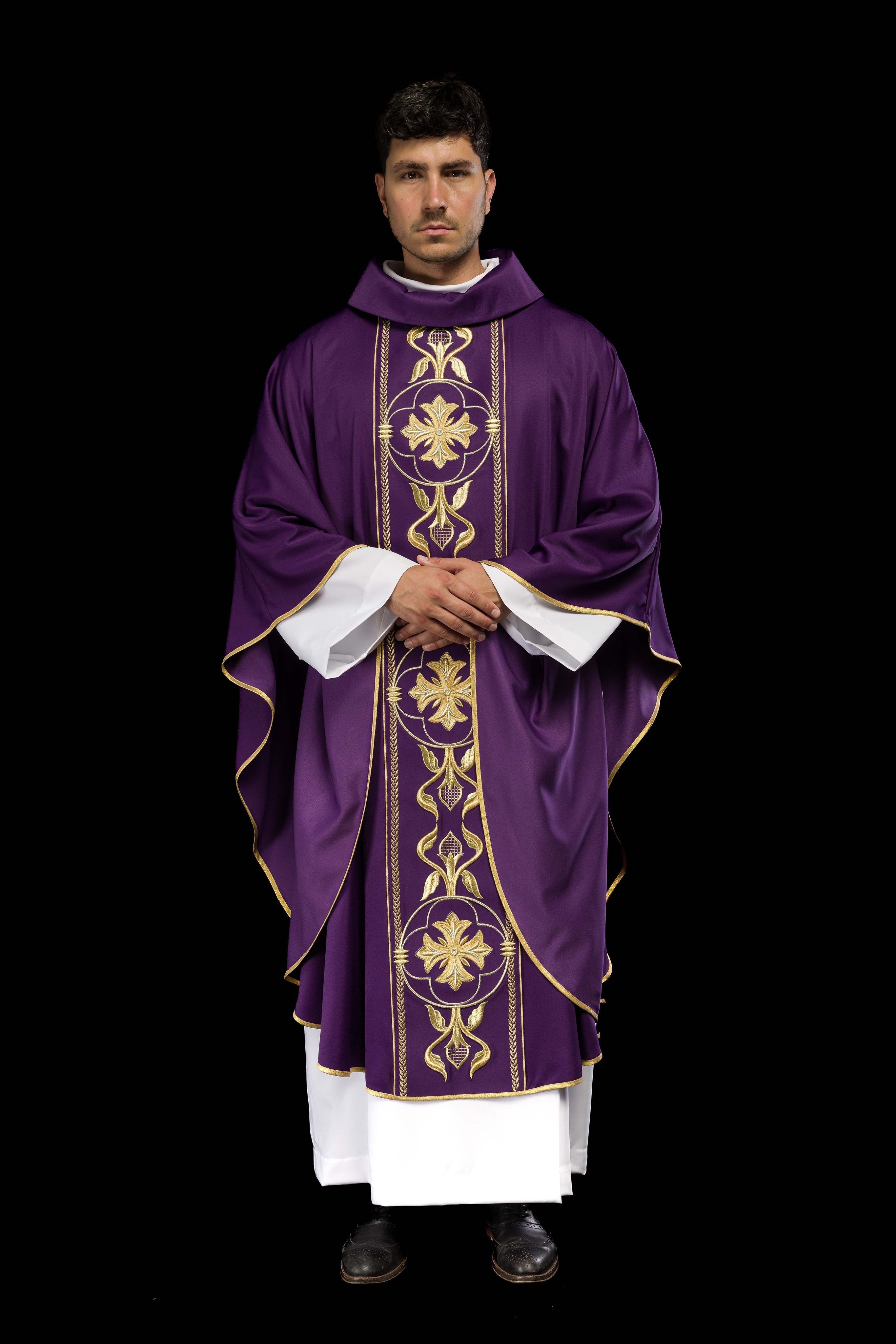 Casula roxa bordada com faixa decorativa - chasubles.com.br