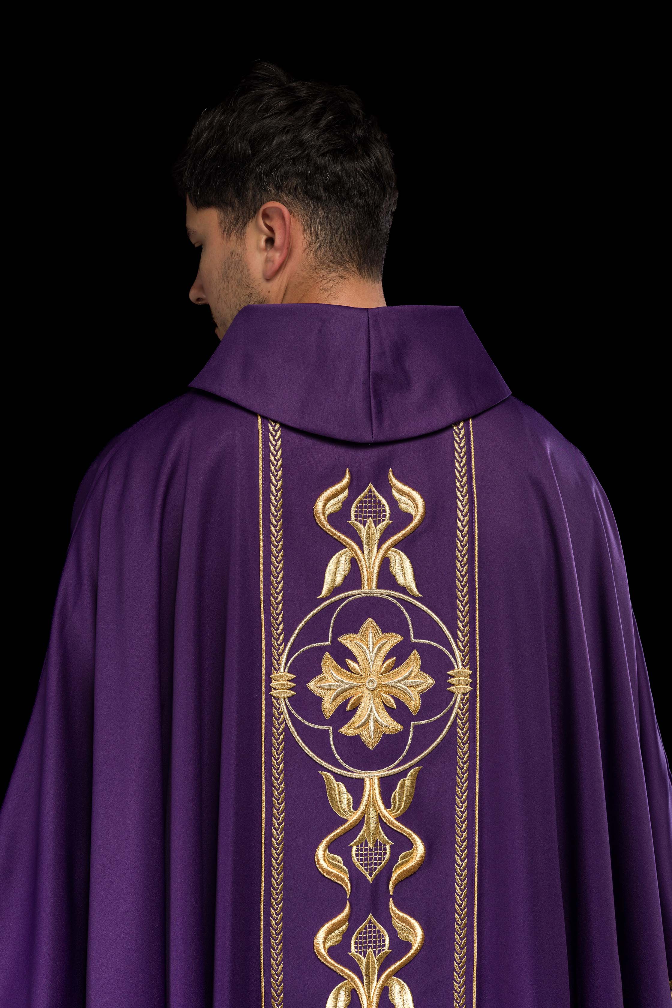 Casula roxa bordada com faixa decorativa - chasubles.com.br
