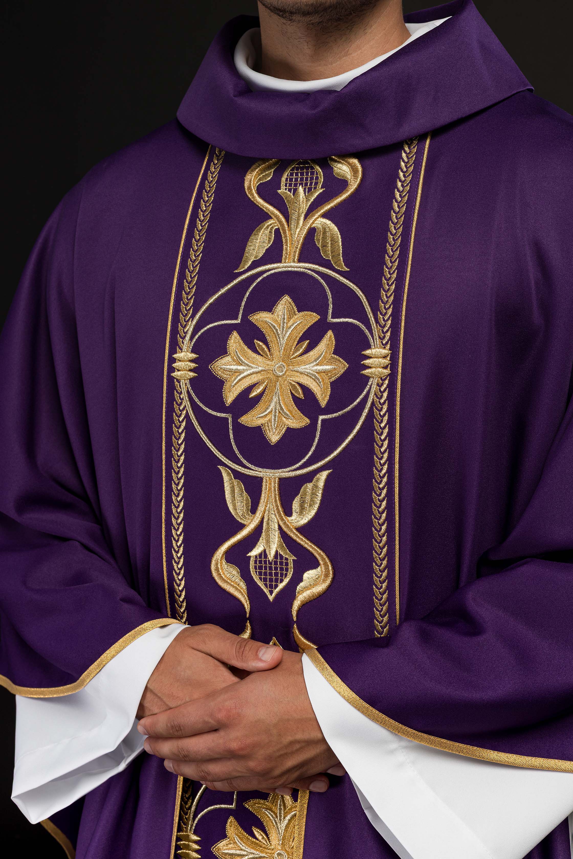 Casula roxa bordada com faixa decorativa - chasubles.com.br