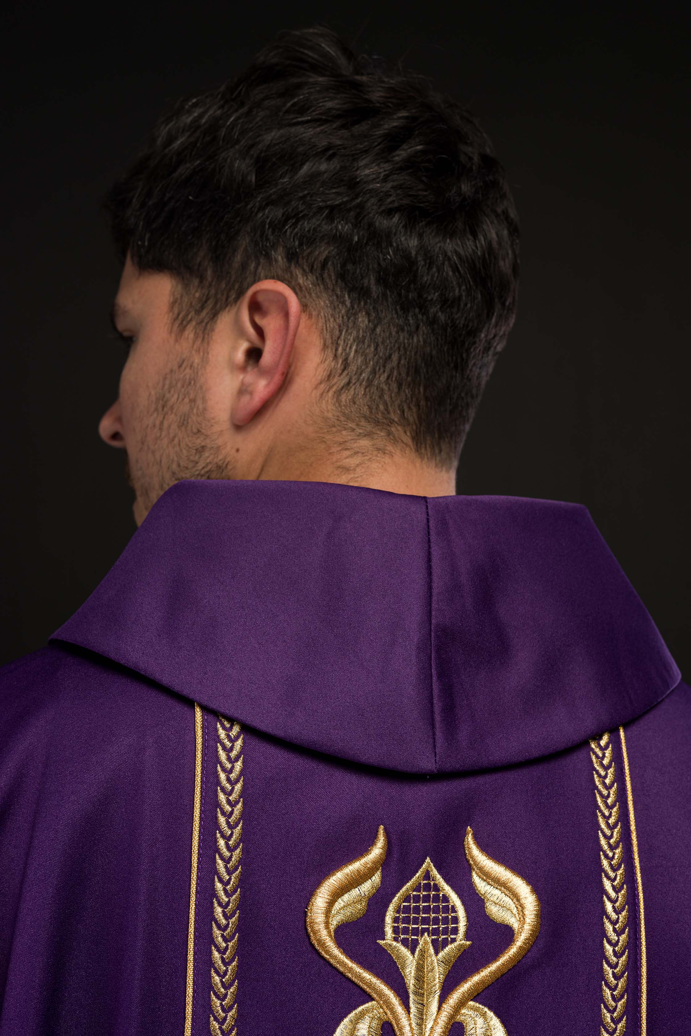 Casula roxa bordada com faixa decorativa - chasubles.com.br