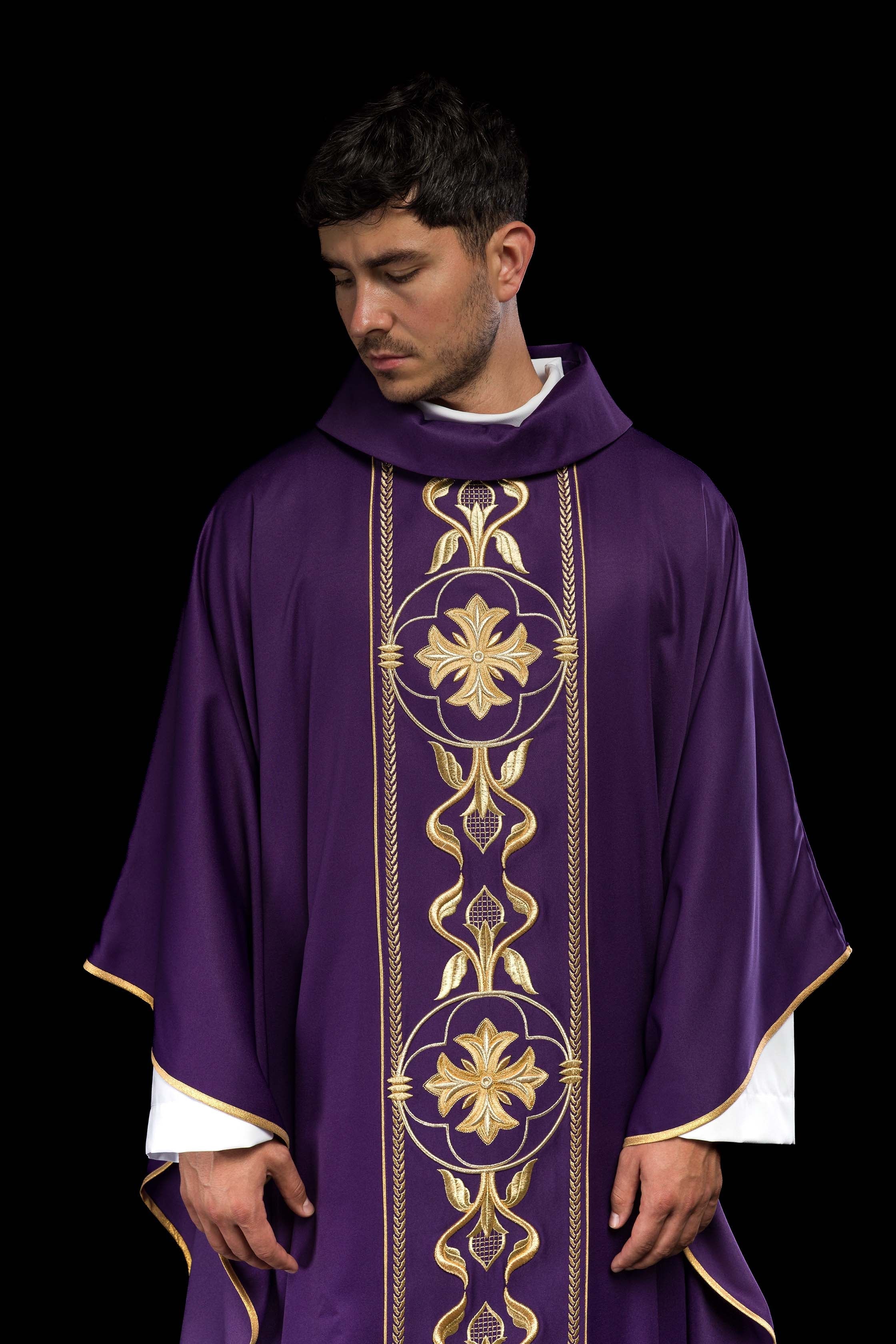 Casula roxa bordada com faixa decorativa - chasubles.com.br