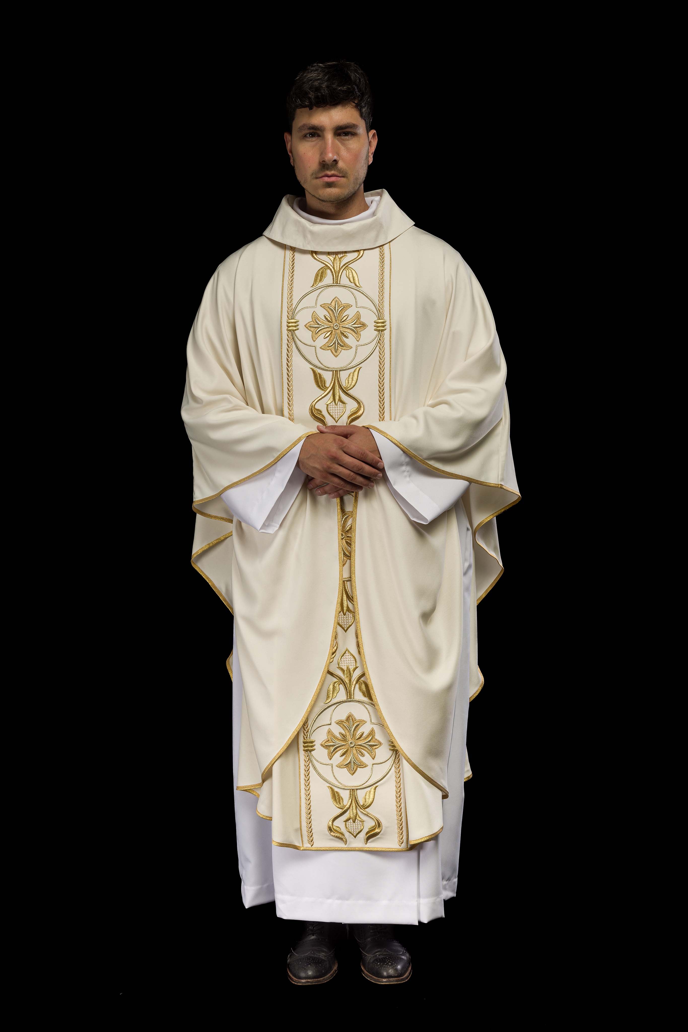 Casula creme com bordado de roseta - chasubles.com.br