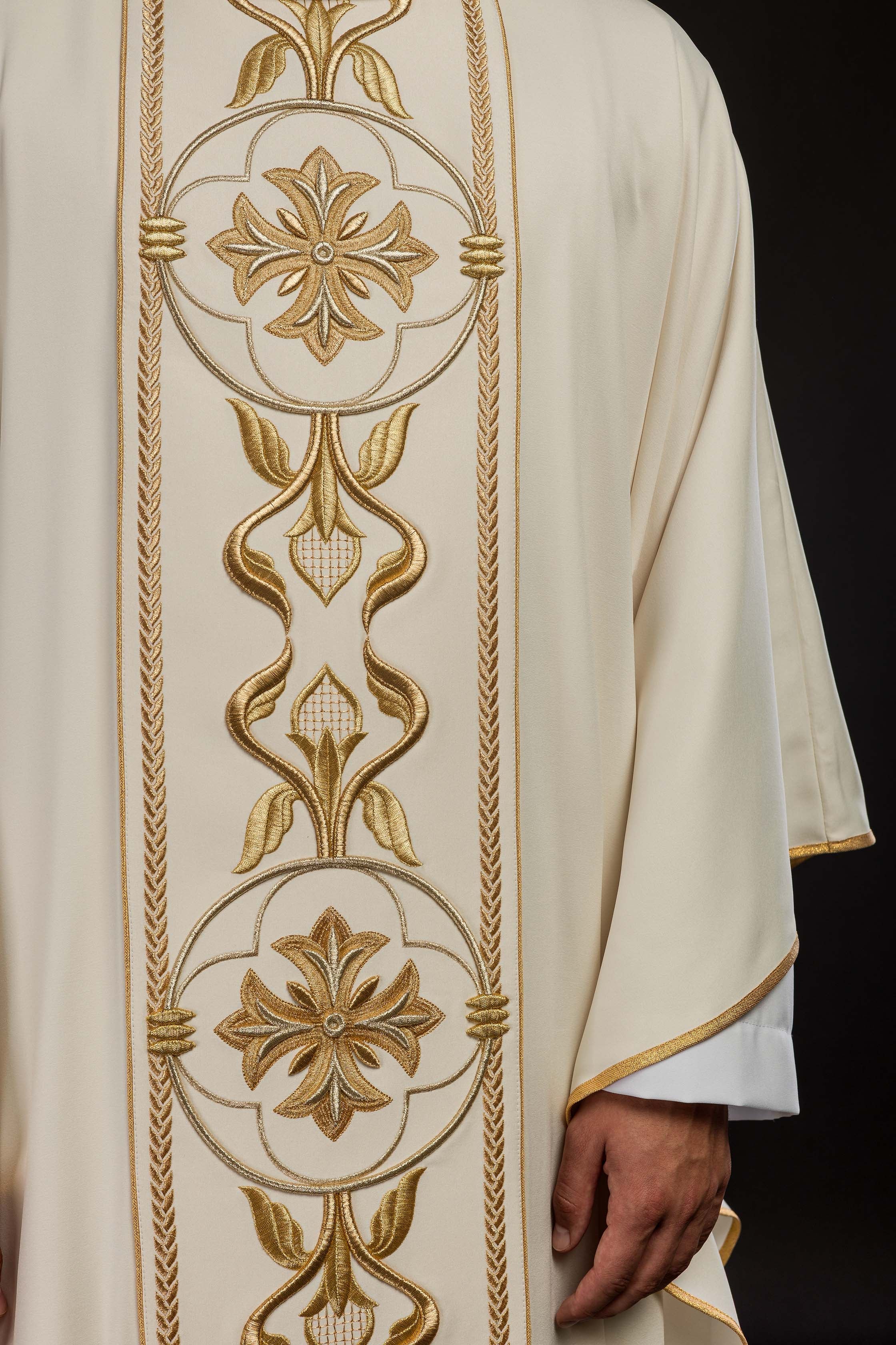 Casula creme com bordado de roseta - chasubles.com.br