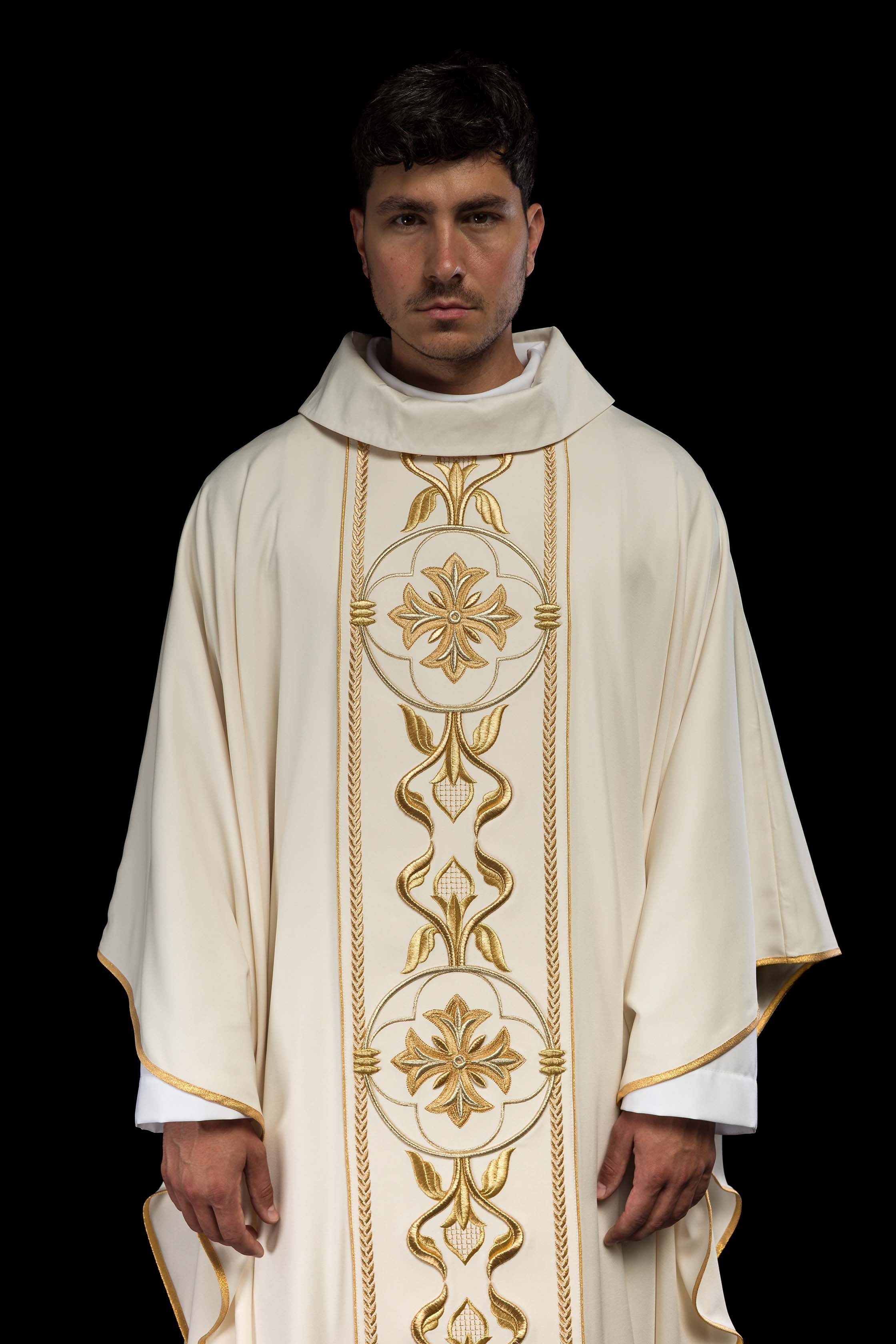 Casula creme com bordado de roseta - chasubles.com.br