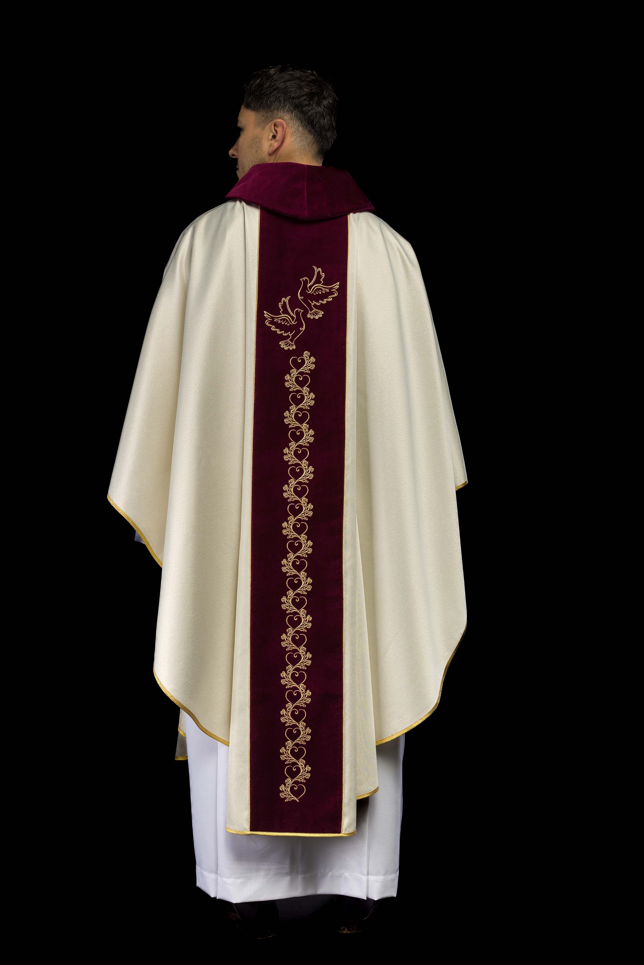 Casula de Casamento creme com faixa de veludo vermelho