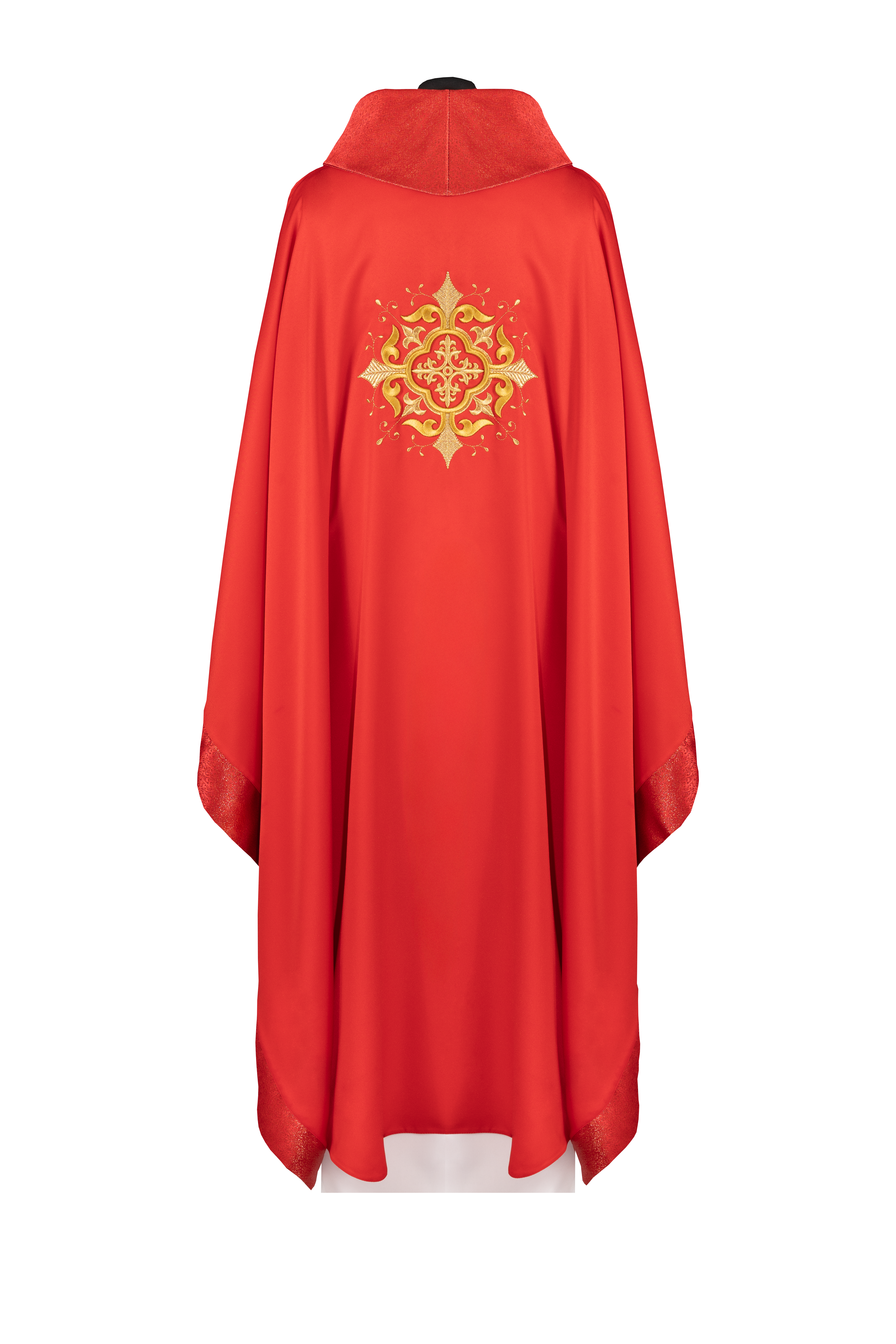 Casula litúrgica vermelha com bordado de cruz e acabamento dourado - chasubles.com.br