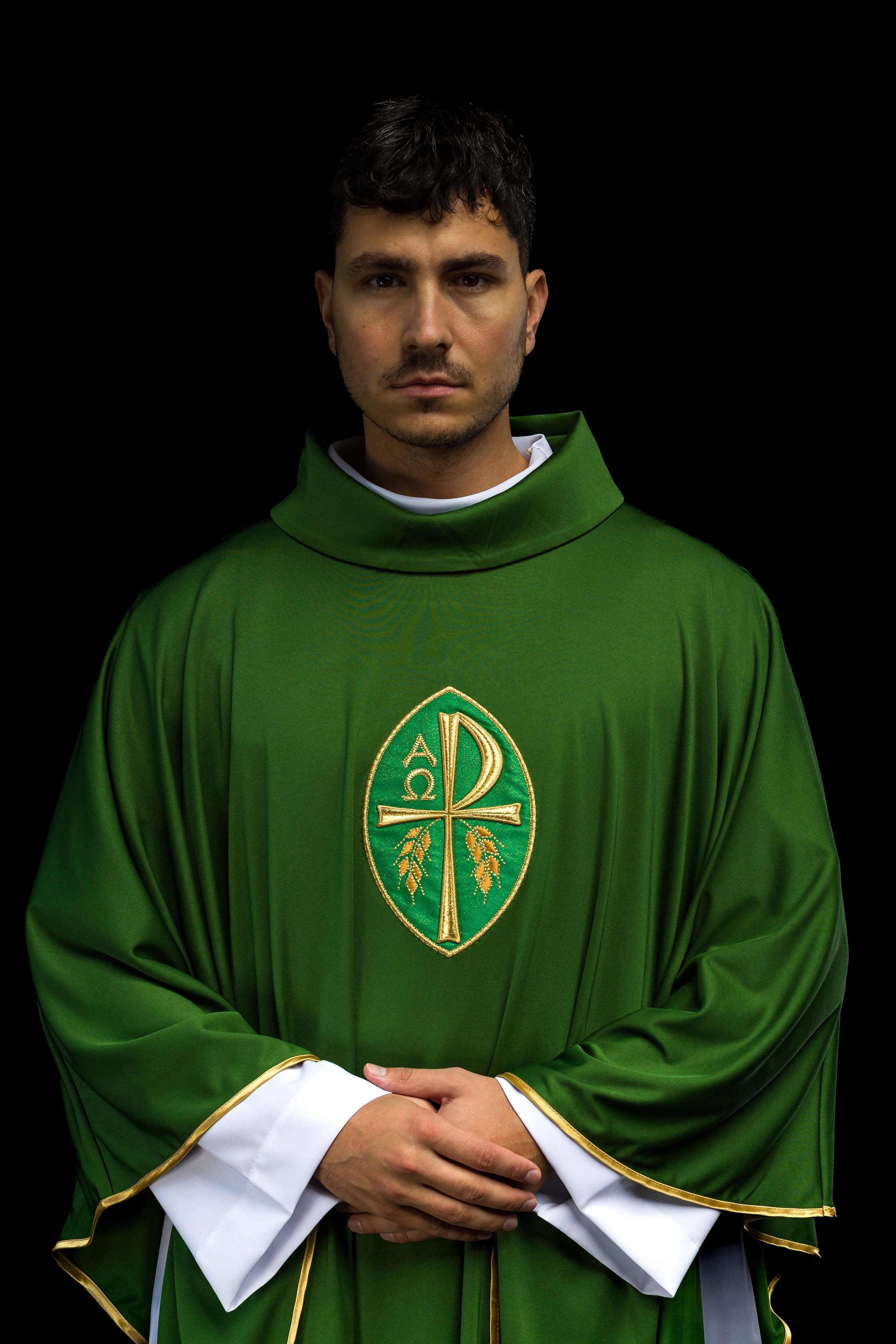 Casula bordada cruz verde tecido leve Sacrolite - chasubles.com.br