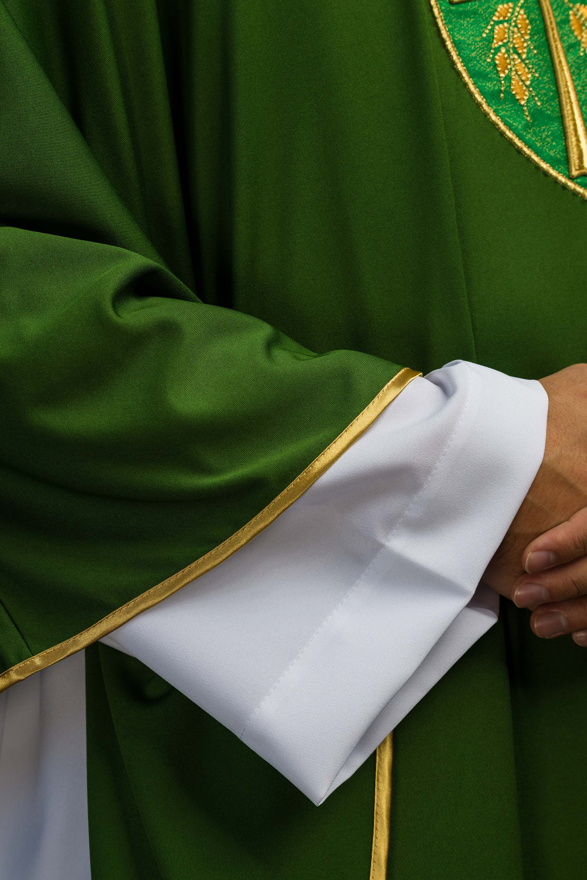 Casula bordada cruz verde tecido leve Sacrolite - chasubles.com.br