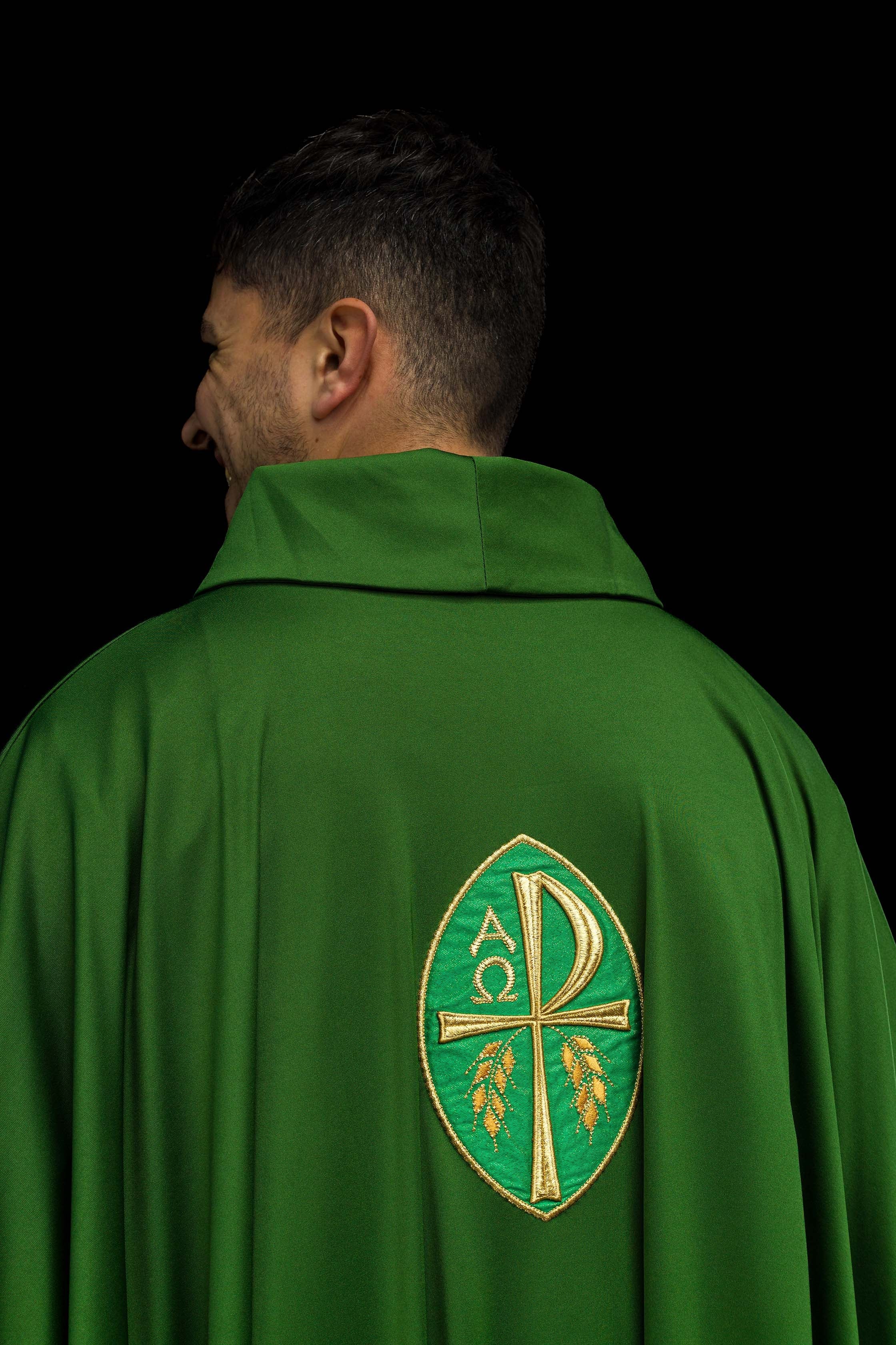 Casula bordada cruz verde tecido leve Sacrolite - chasubles.com.br