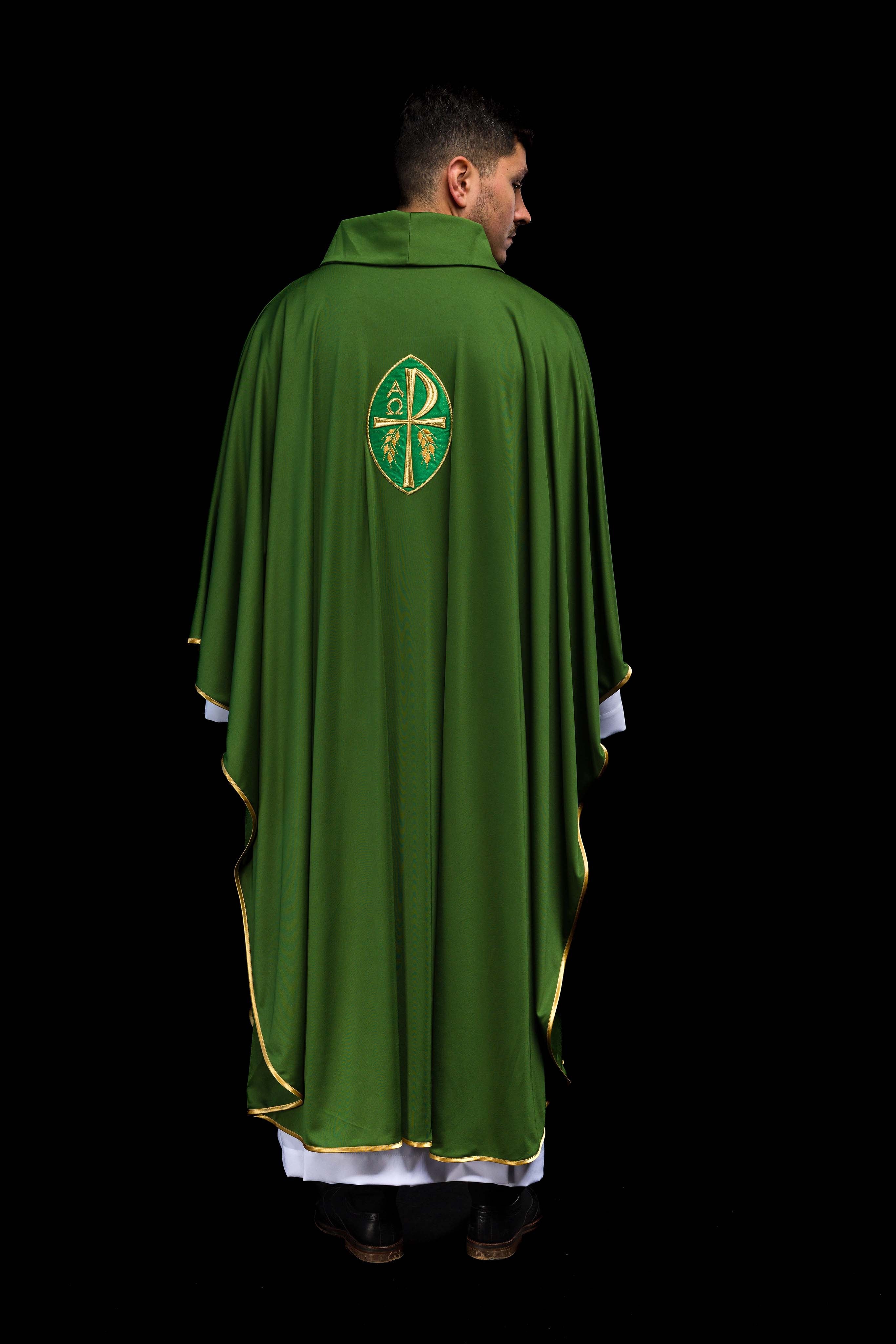 Casula bordada cruz verde tecido leve Sacrolite - chasubles.com.br