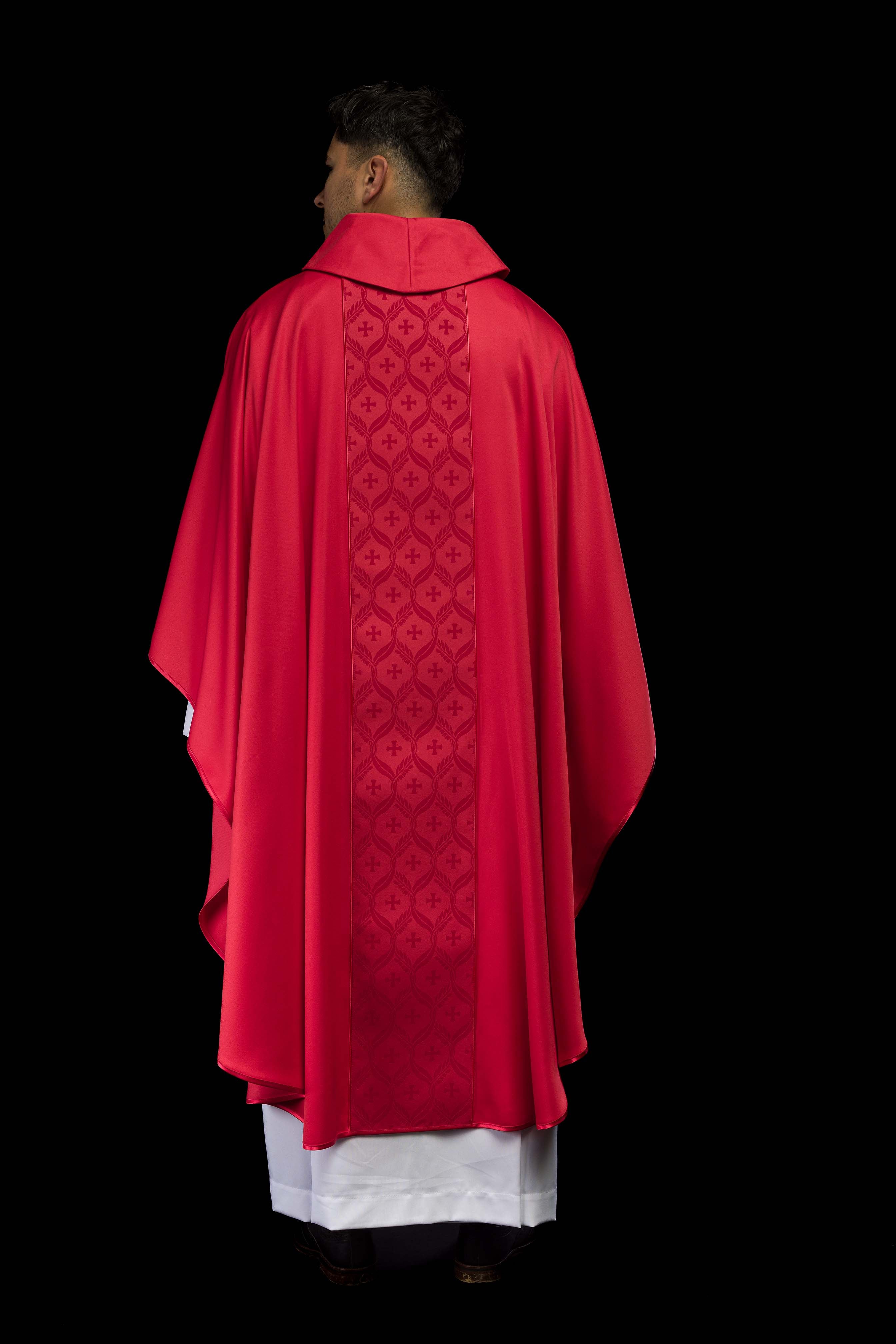 Casula vermelha com faixa jacquard de cruzes