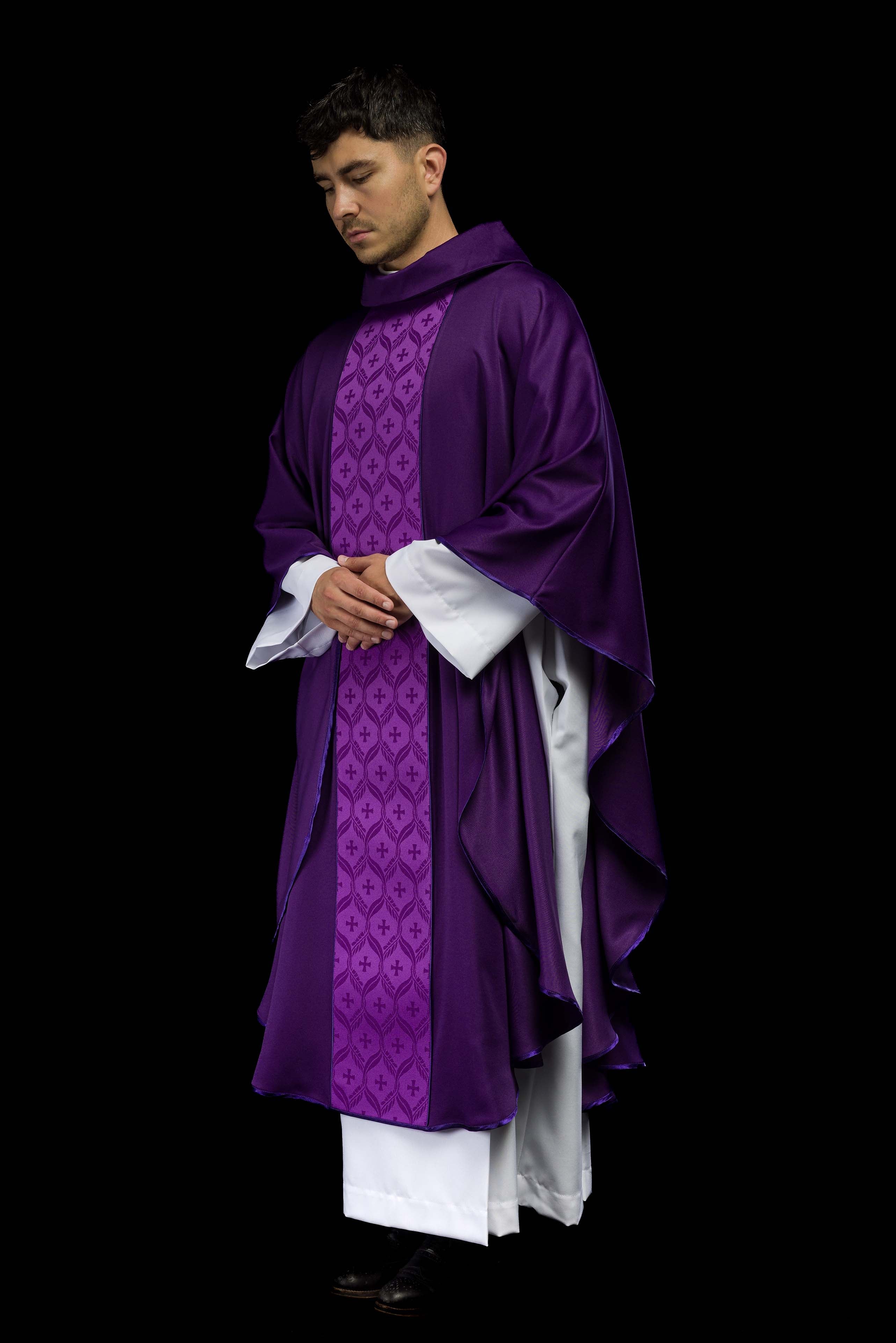 Casula roxa com faixa jacquard de cruzes - chasubles.com.br