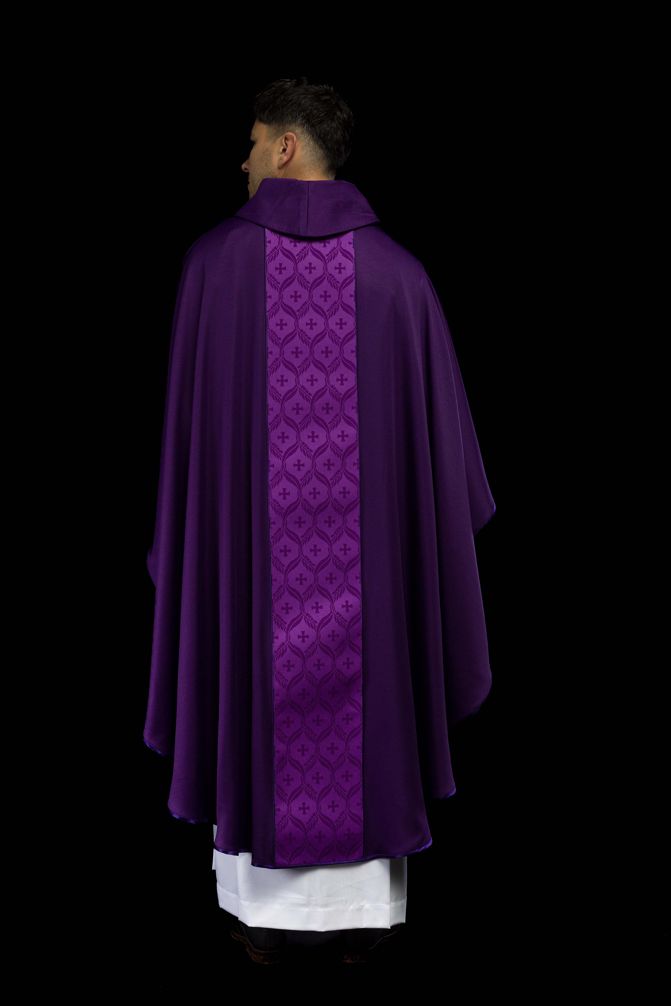 Casula roxa com faixa jacquard de cruzes - chasubles.com.br