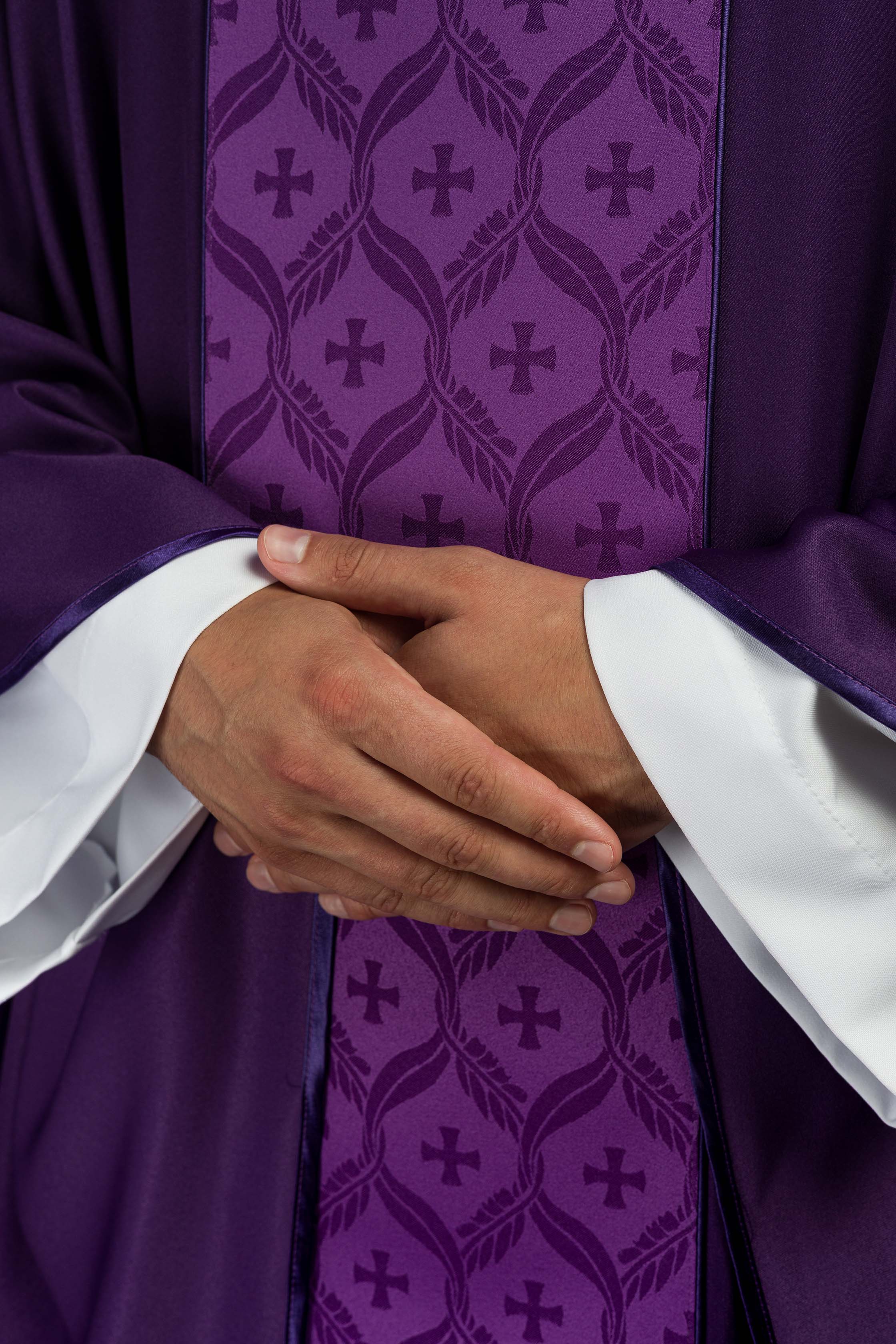 Casula roxa com faixa jacquard de cruzes - chasubles.com.br
