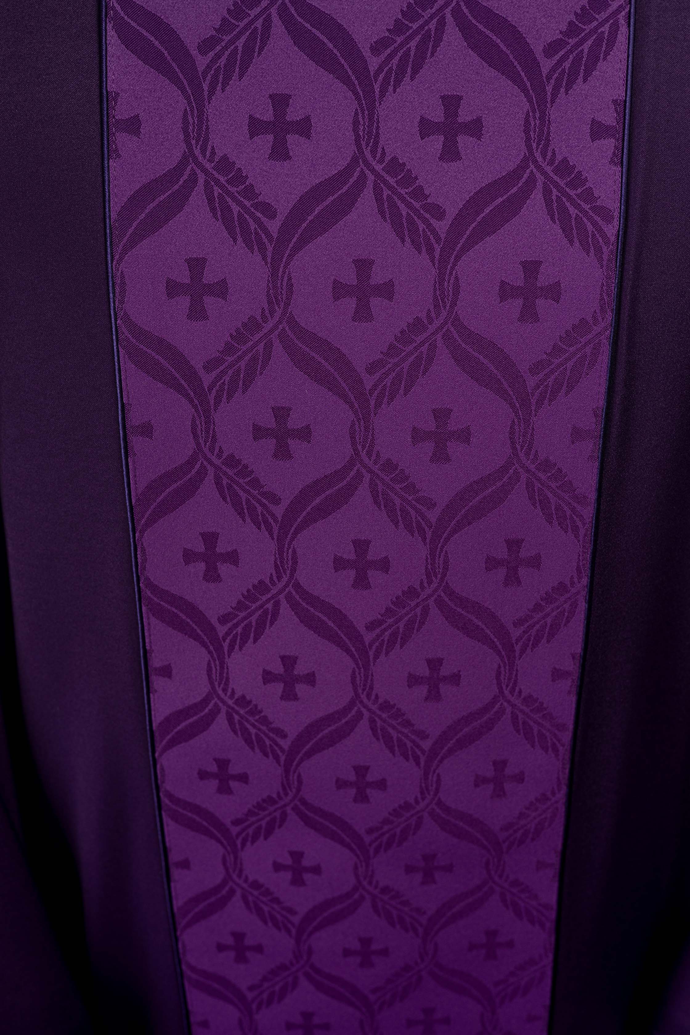 Casula roxa com faixa jacquard de cruzes - chasubles.com.br