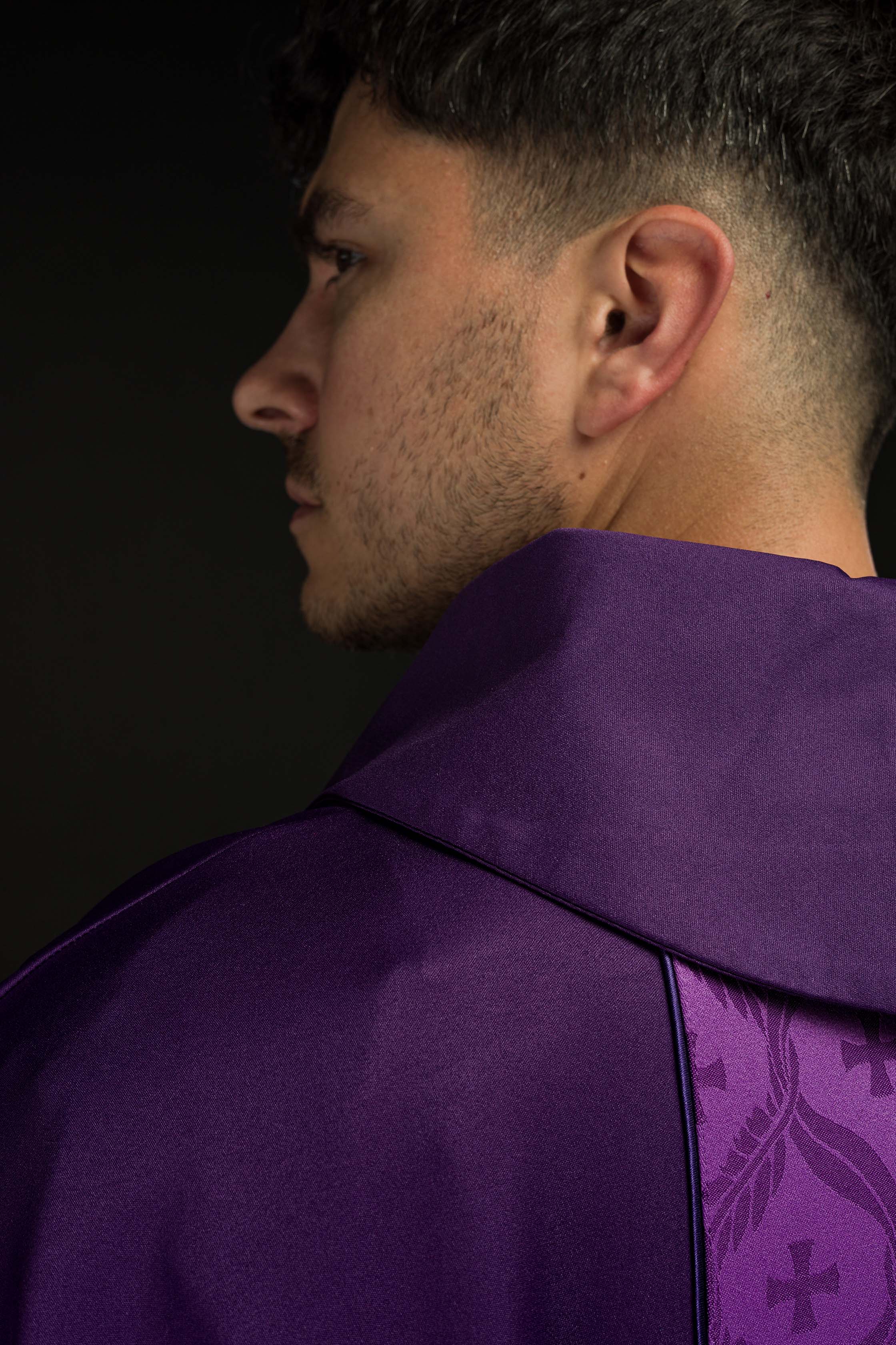 Casula roxa com faixa jacquard de cruzes - chasubles.com.br