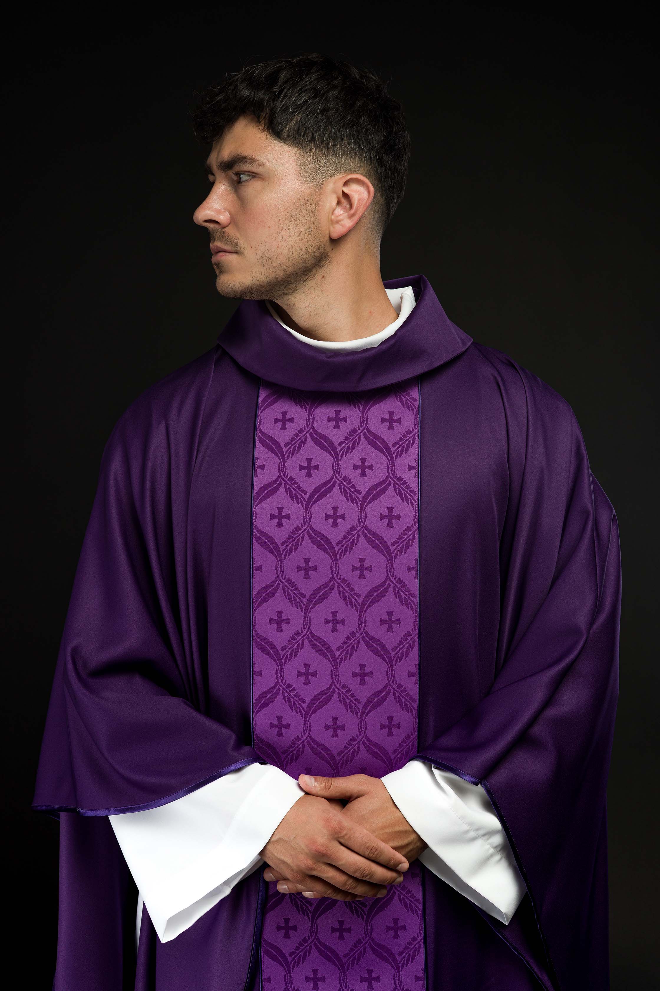 Casula roxa com faixa jacquard de cruzes - chasubles.com.br