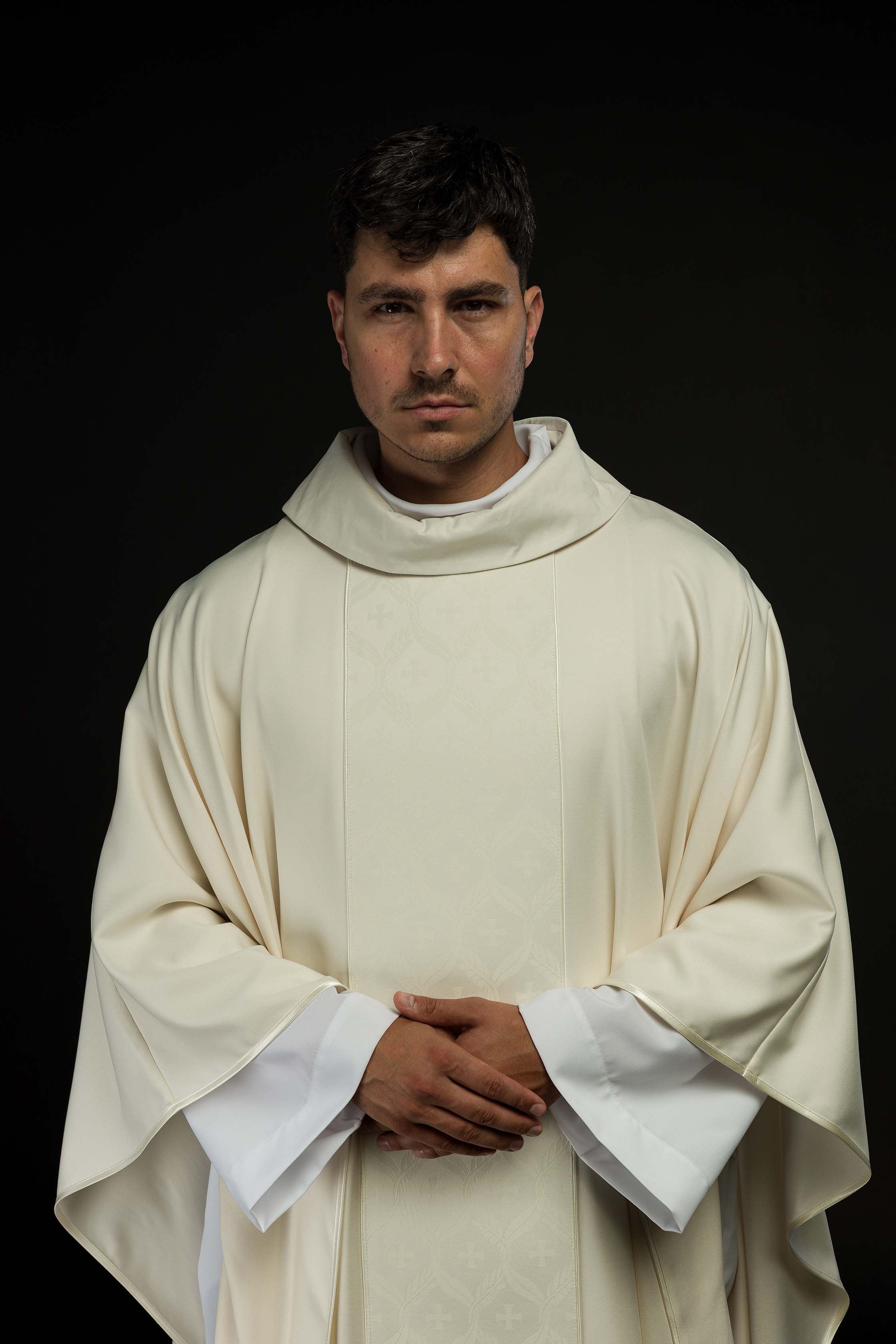 Casula creme com faixa jacquard de cruzes - chasubles.com.br