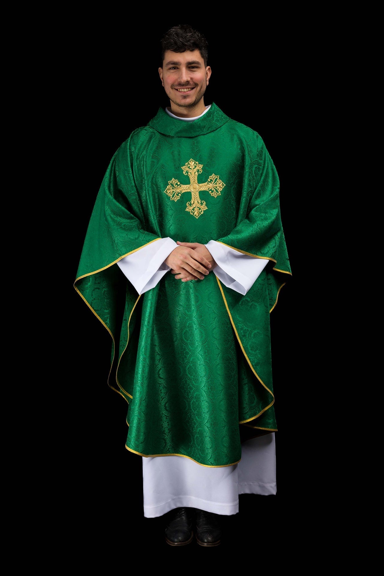 Casula verde com cruz bordada em tecido jacquard