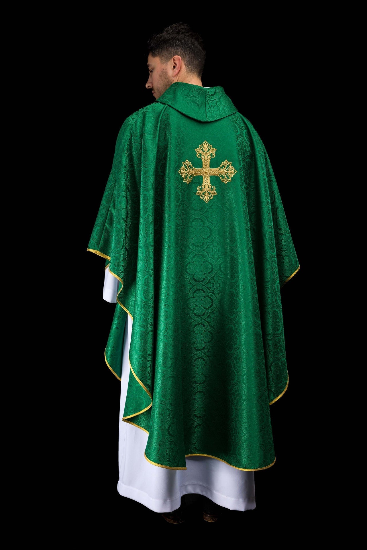 Casula verde com cruz bordada em tecido jacquard
