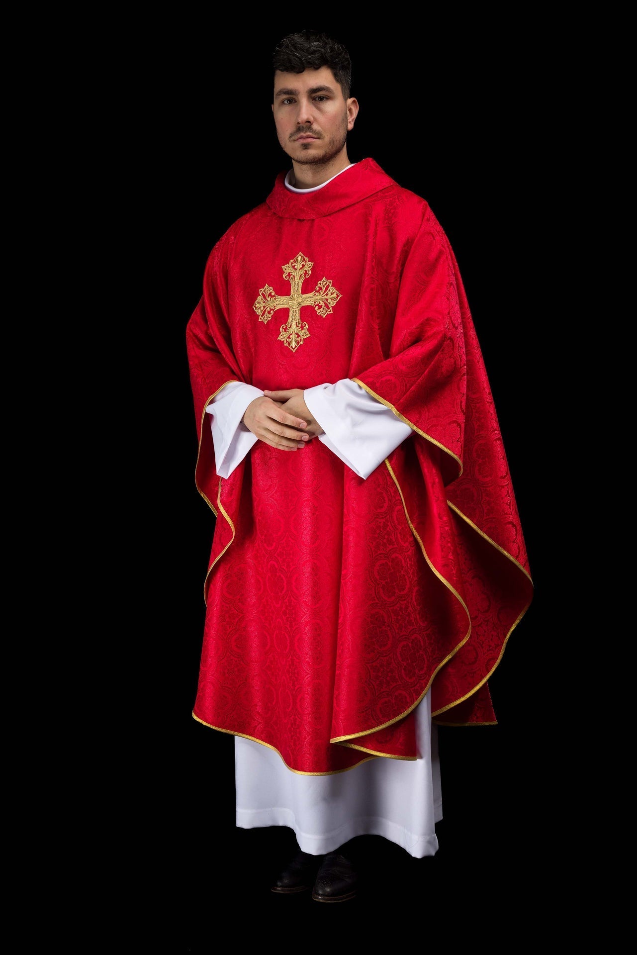 Casula vermelha com cruz em tecido jacquard