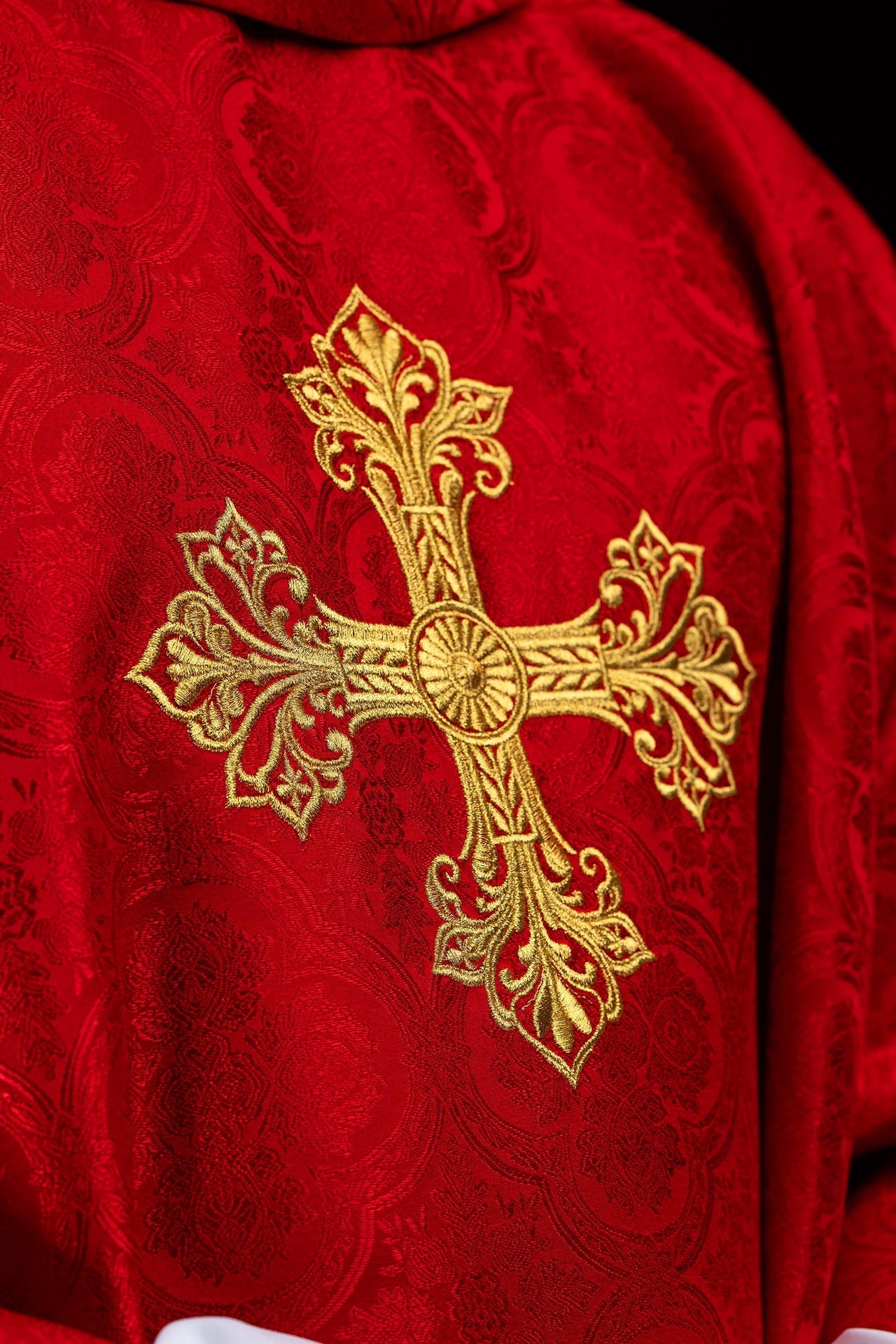 Casula vermelha com cruz em tecido jacquard