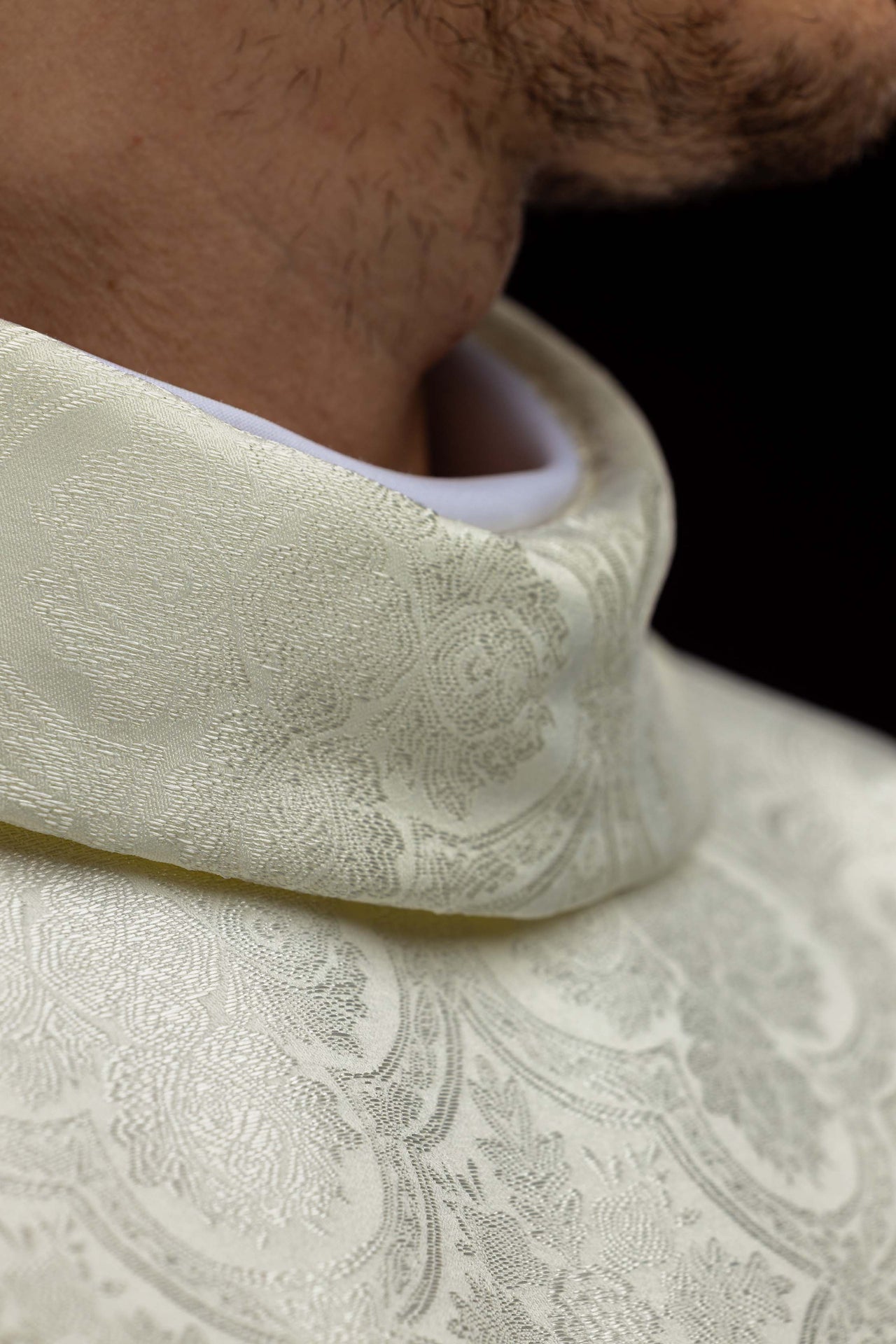 Casula creme com cruz bordada em jacquard