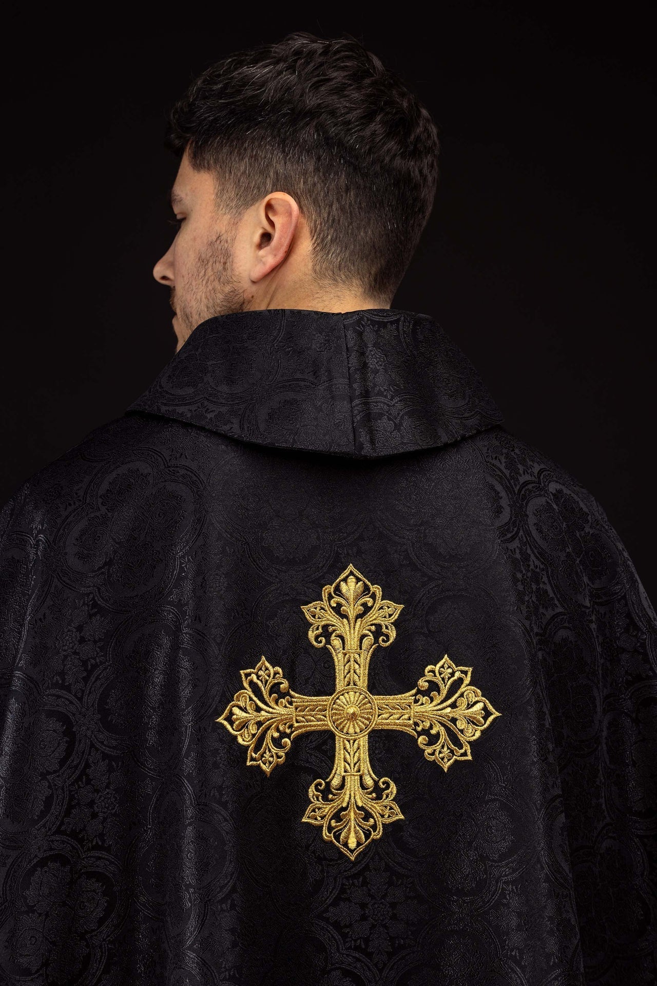Casula preta jacquard com cruz bordada dourada