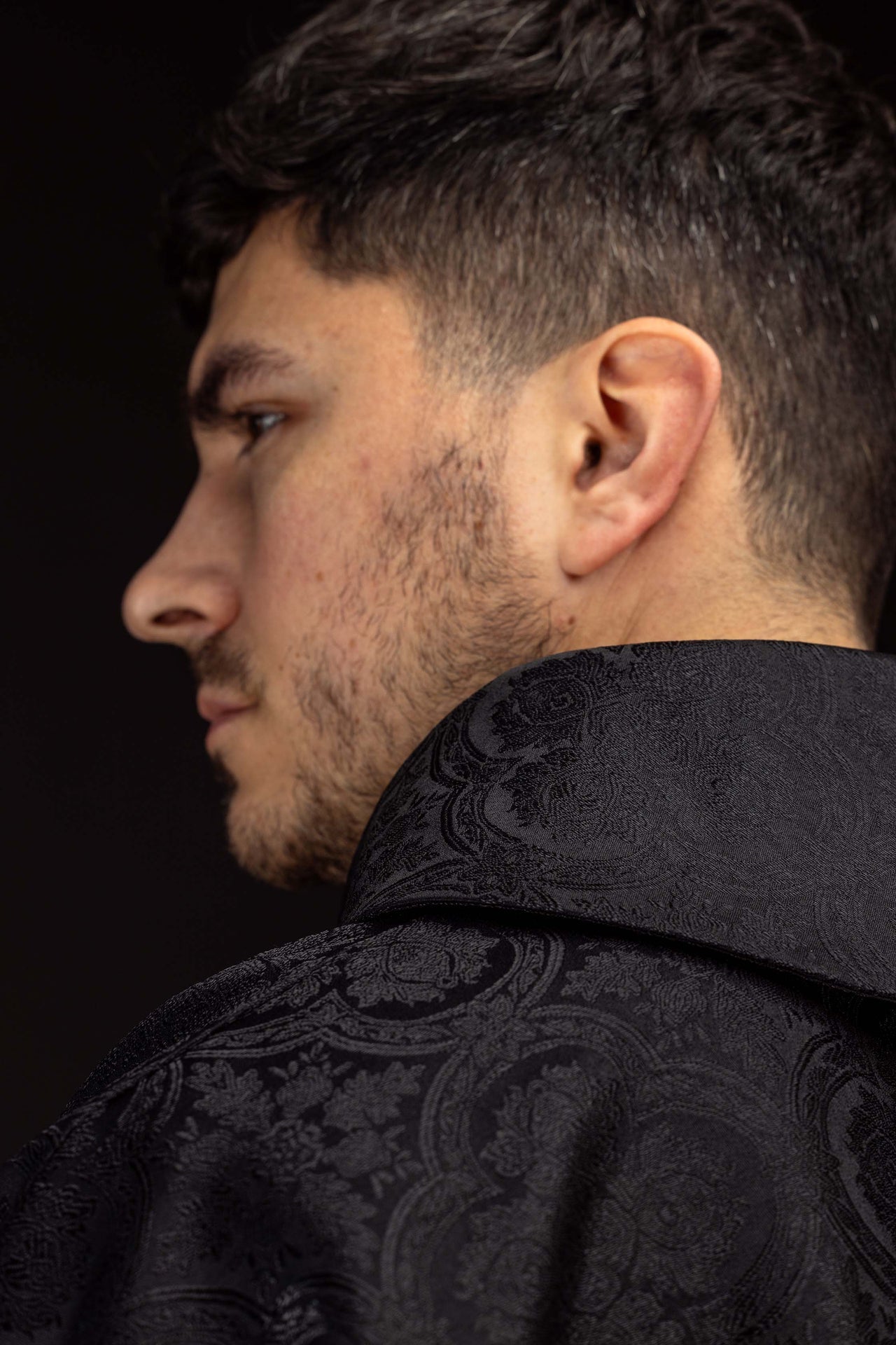 Casula preta jacquard com cruz bordada dourada