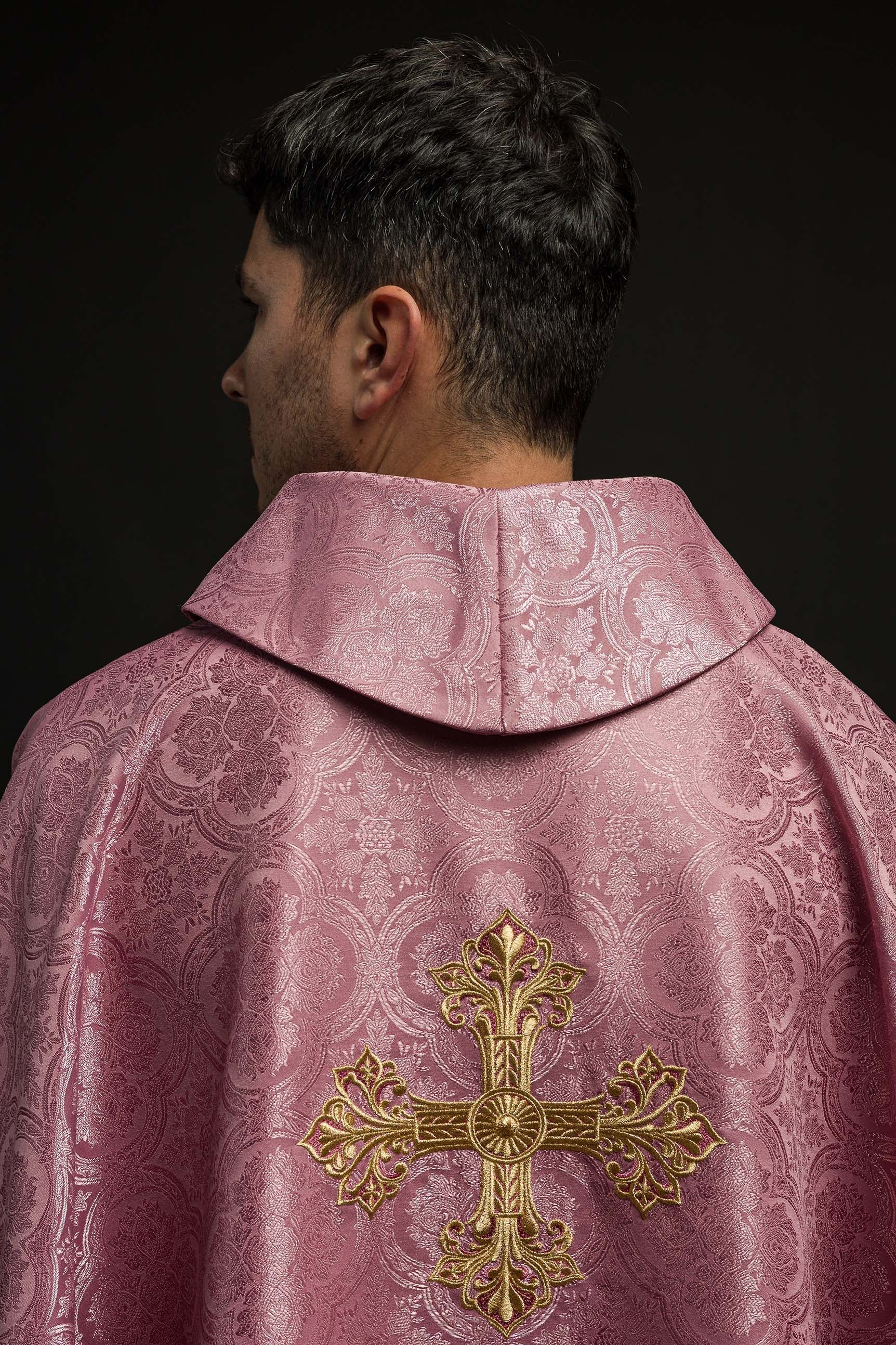 Casula rosa com cruz, confeccionada em tecido estampado
