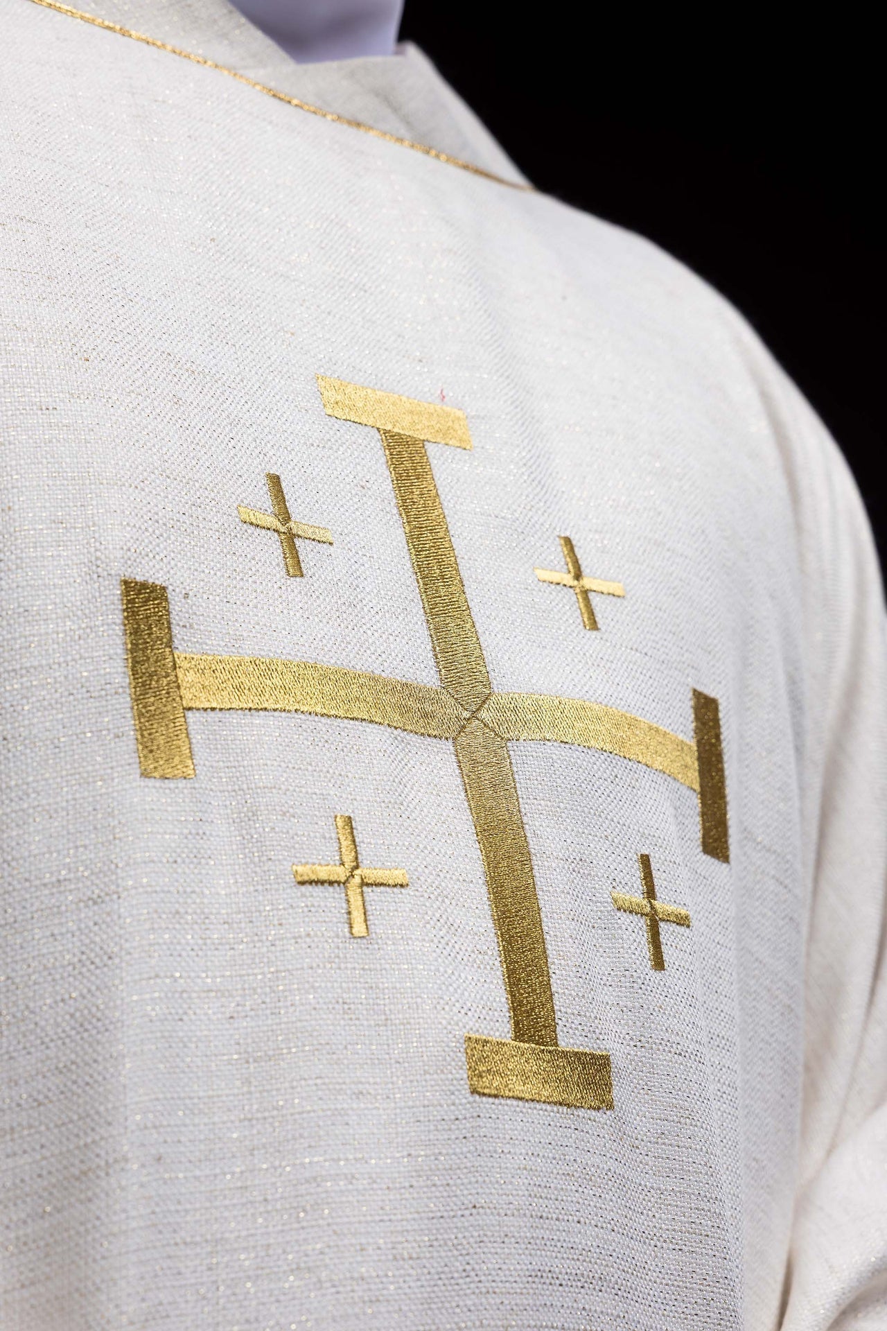 Casula bordada com Cruz de Jerusalém creme