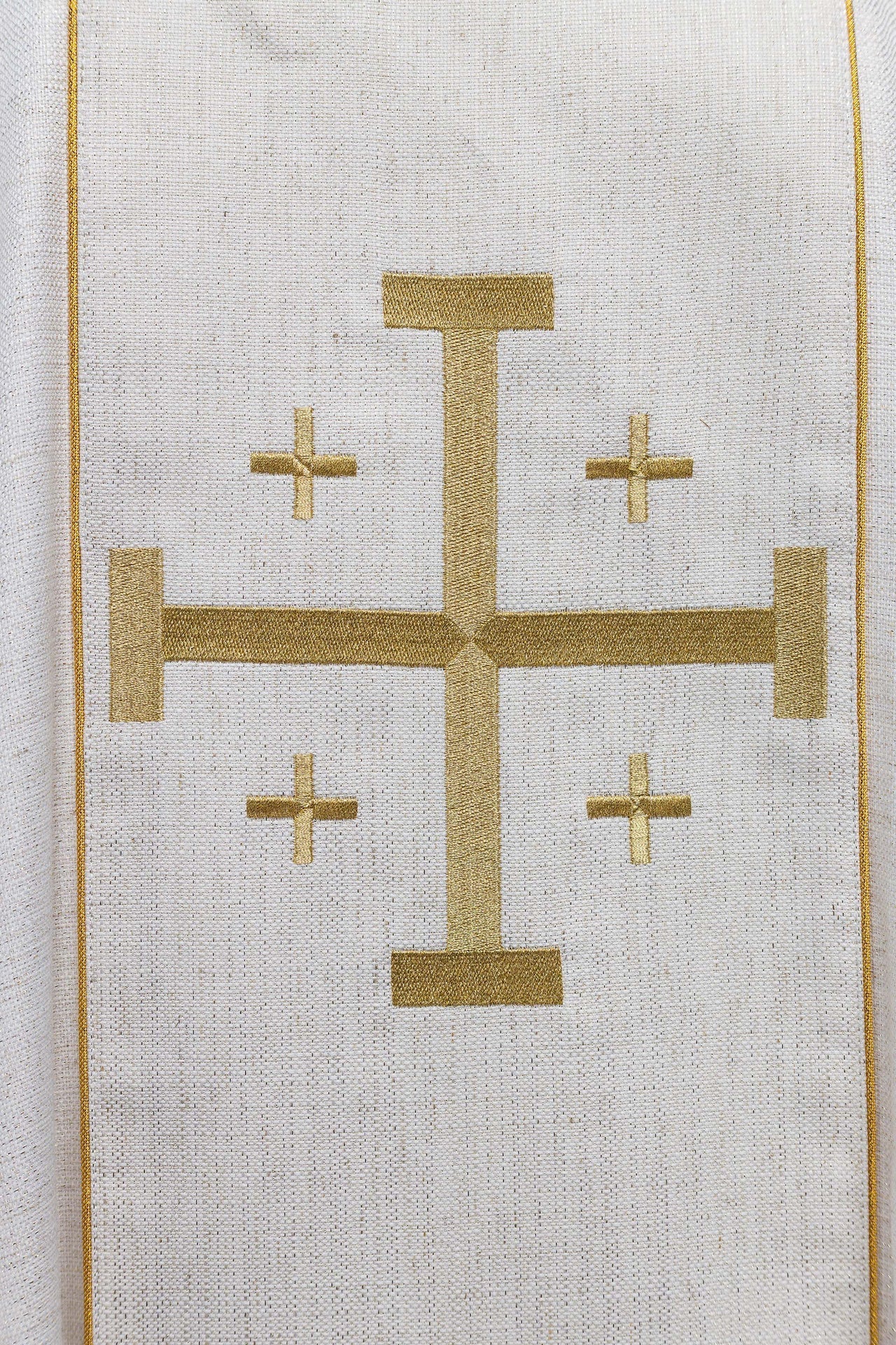 Casula creme com estampa da Cruz de Jerusalém