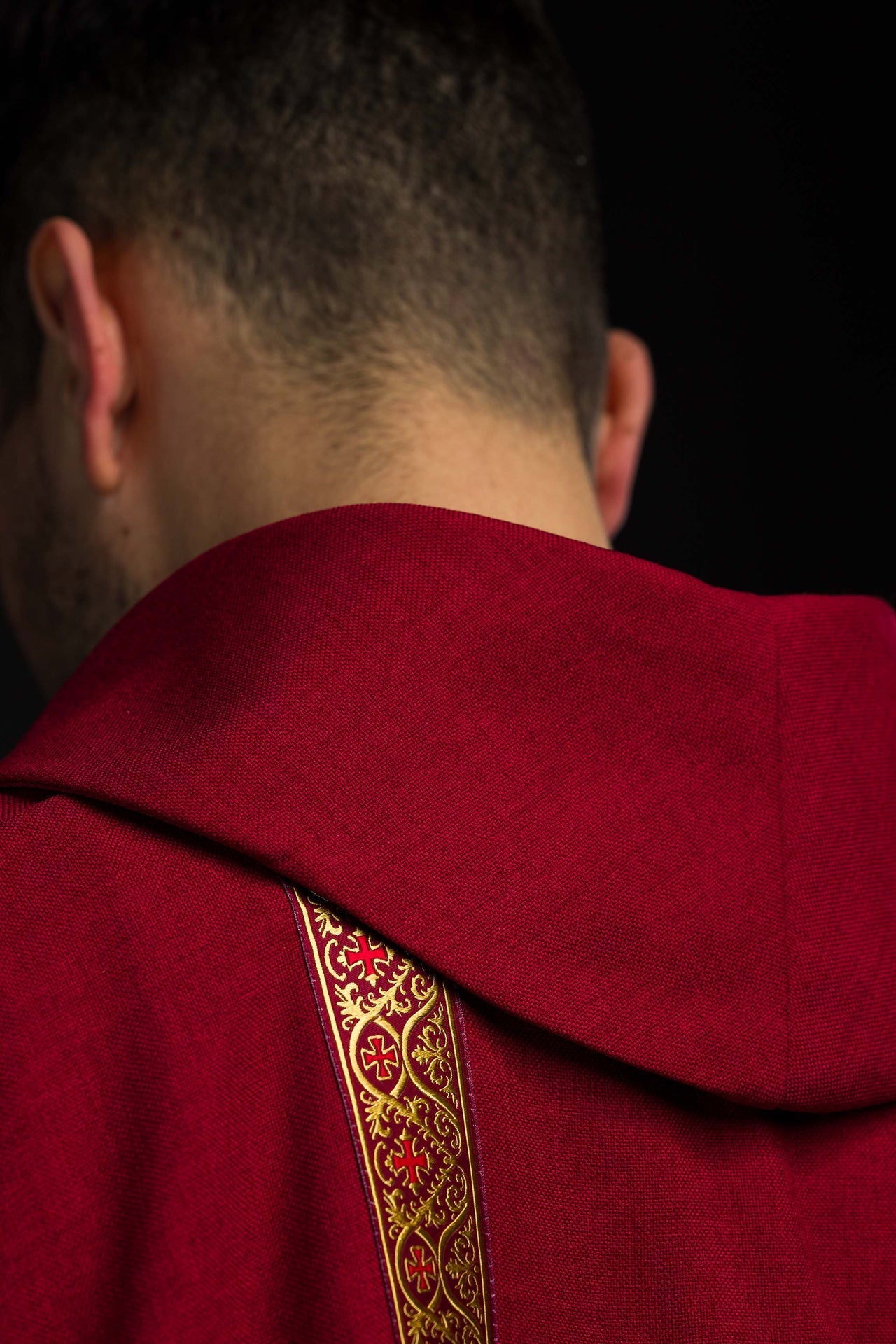 Casula litúrgica vermelha com cruz bordada e faixas jacquard