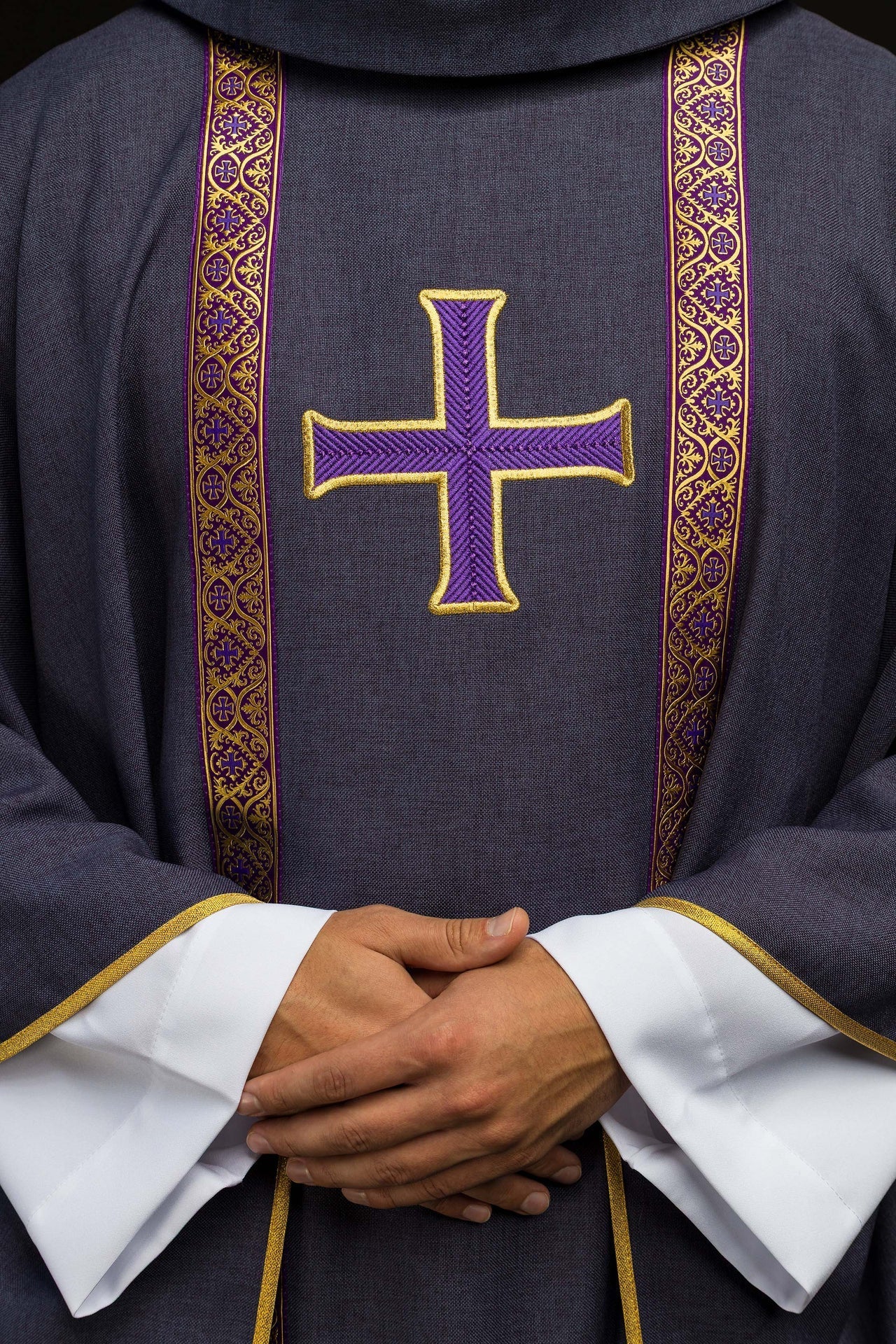 Casula litúrgica roxa com cruz bordada e galões de brocado - chasubles.com.br