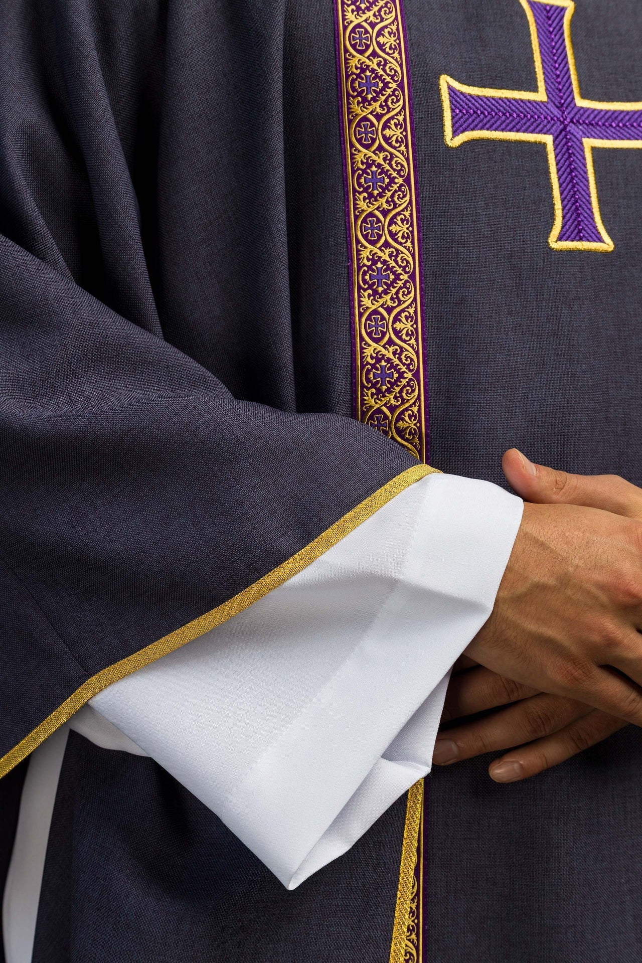 Casula litúrgica roxa com cruz bordada e galões de brocado - chasubles.com.br