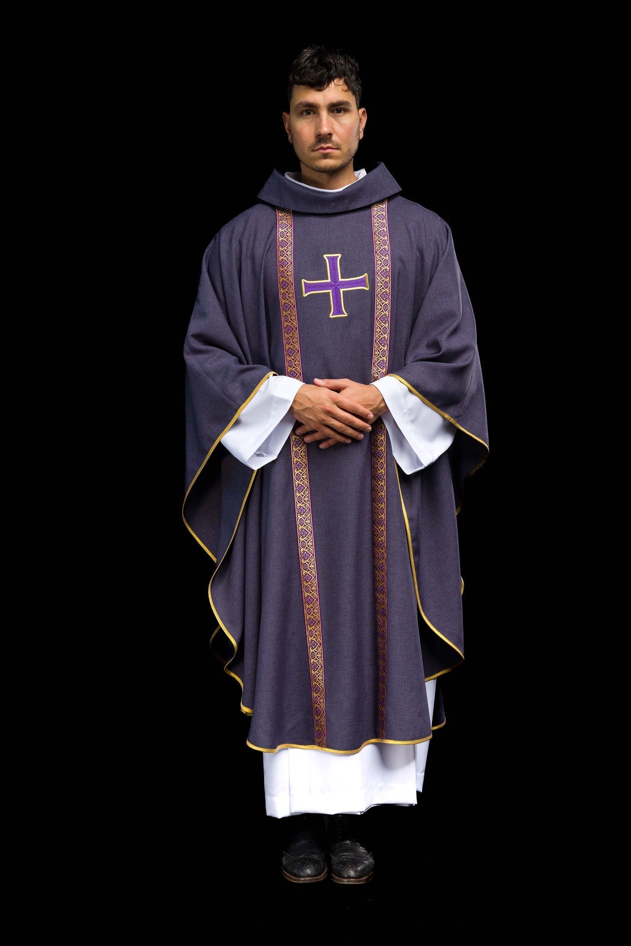 Casula litúrgica roxa com cruz bordada e galões de brocado - chasubles.com.br