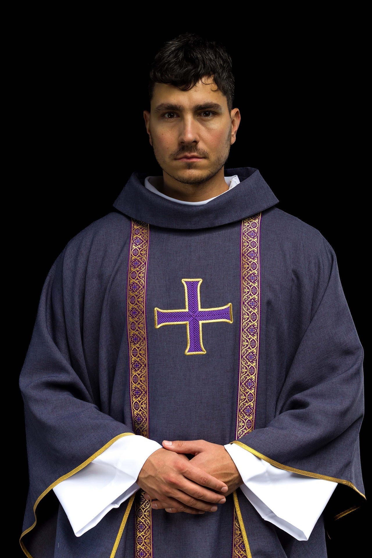Casula litúrgica roxa com cruz bordada e galões de brocado - chasubles.com.br