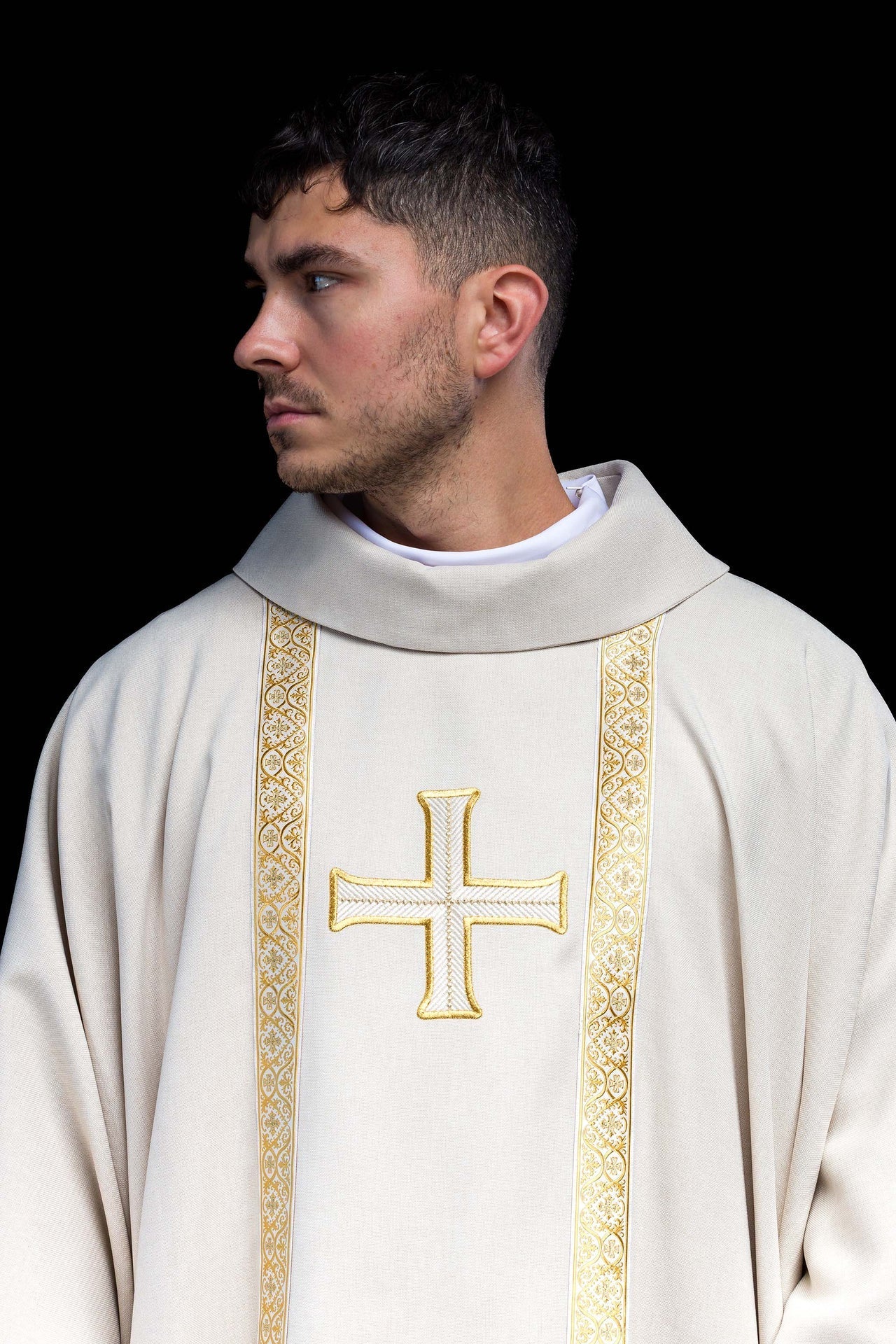 Casula litúrgica creme com cruz bordada e galões de brocado - chasubles.com.br