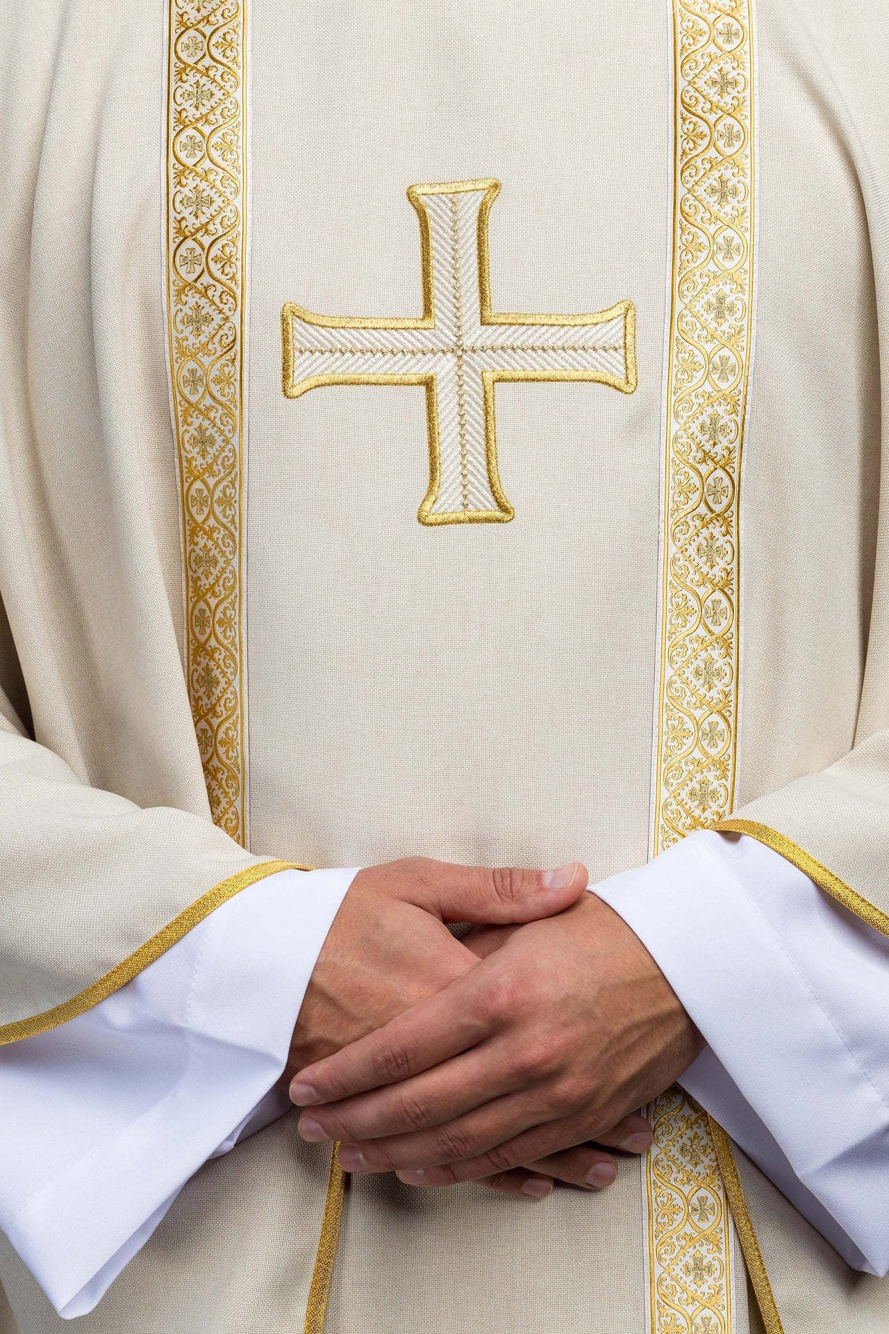 Casula litúrgica creme com cruz bordada e galões de brocado - chasubles.com.br