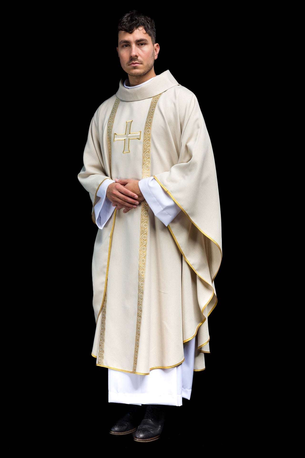 Casula litúrgica creme com cruz bordada e galões de brocado - chasubles.com.br