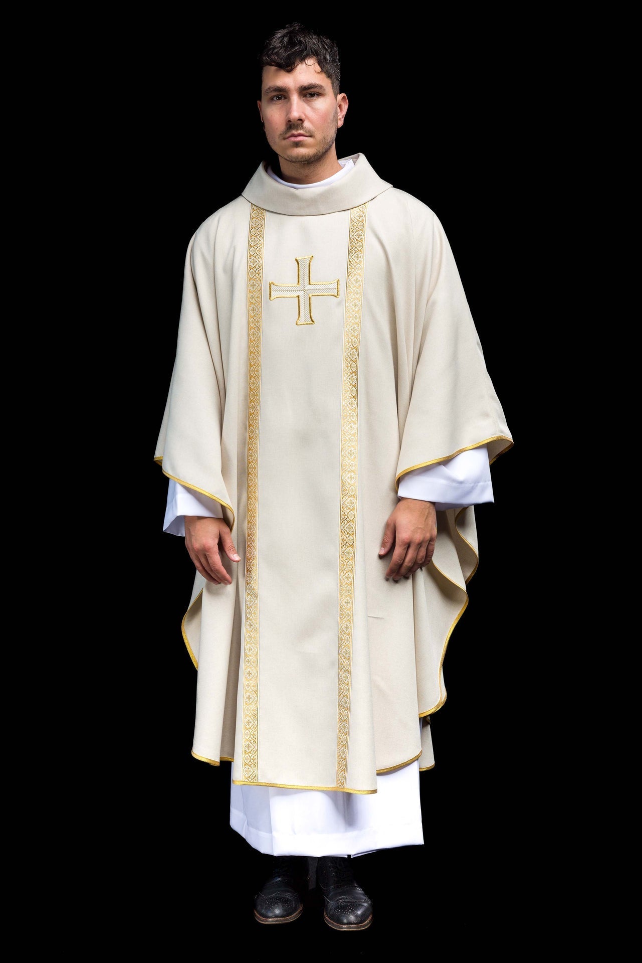 Casula litúrgica creme com cruz bordada e galões de brocado - chasubles.com.br