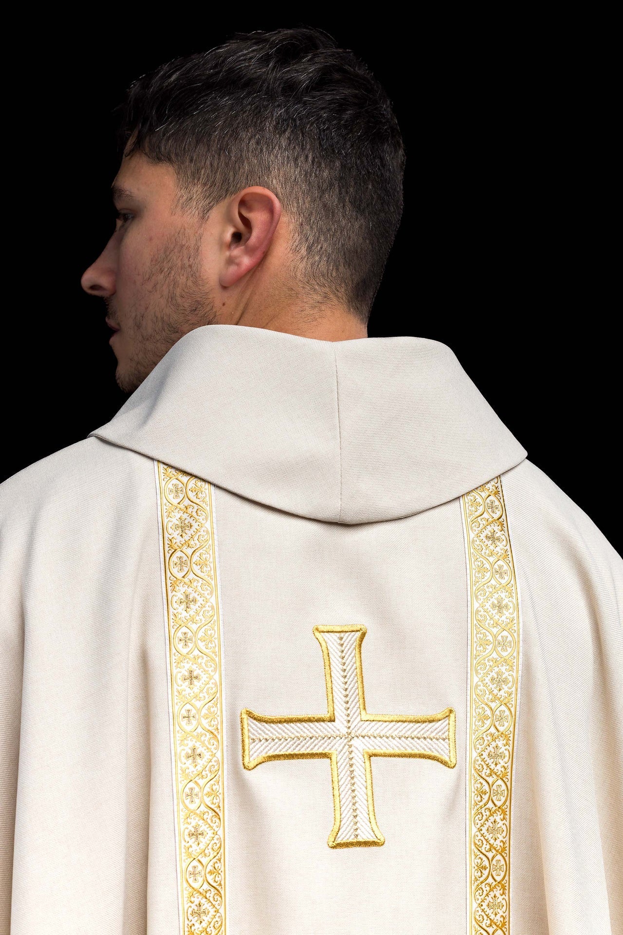 Casula litúrgica creme com cruz bordada e galões de brocado - chasubles.com.br