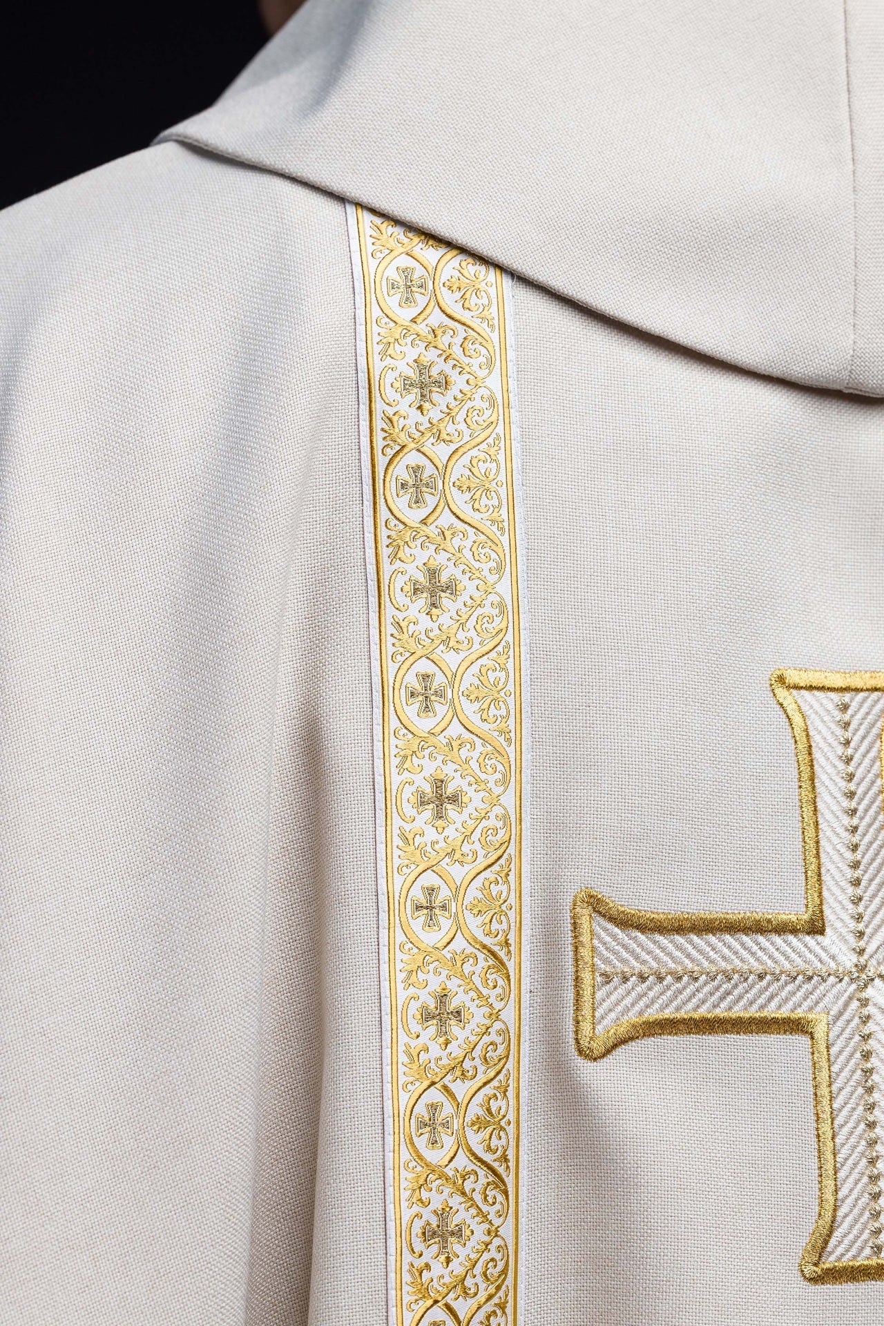 Casula litúrgica creme com cruz bordada e galões de brocado - chasubles.com.br