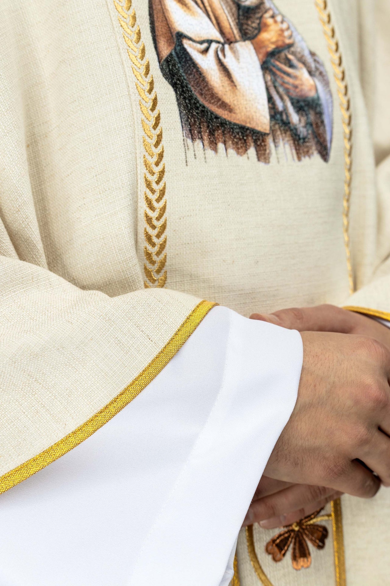 Casula bordada com faixa e imagem de Jesus Bom Pastor com o Cordeiro creme