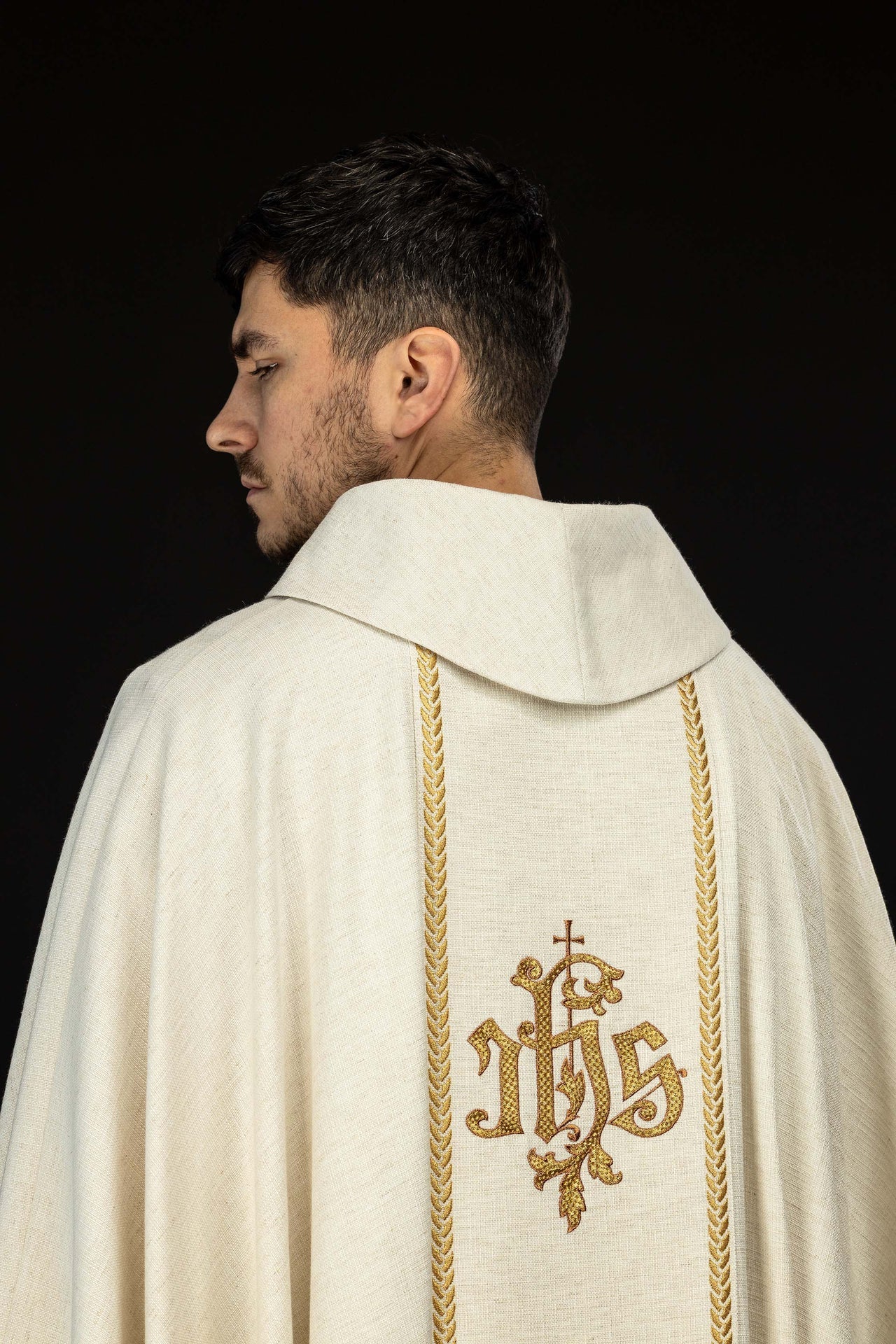 Casula bordada com faixa e imagem de Jesus Bom Pastor com o Cordeiro creme