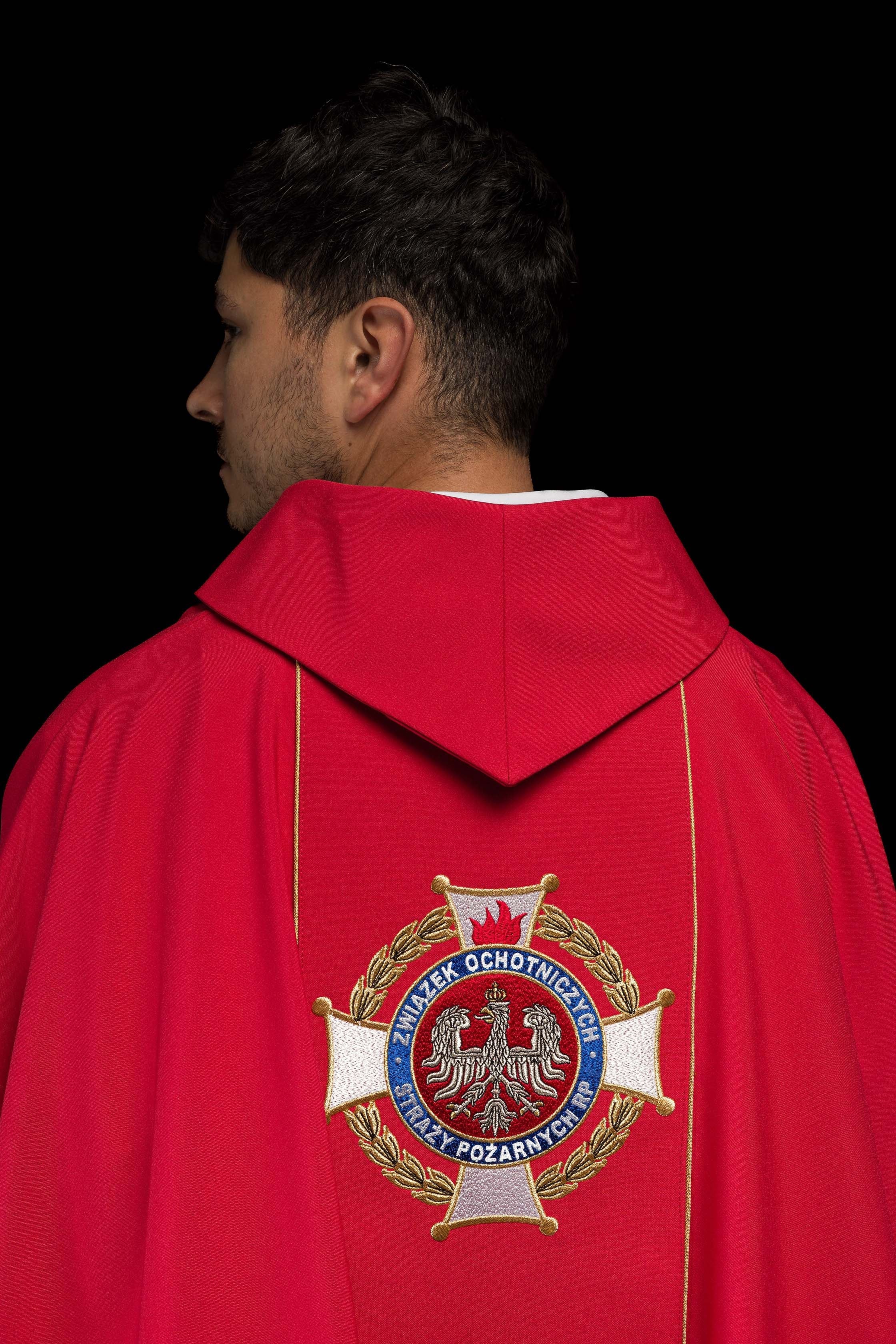 Casula vermelha bordada com imagem de São Floriano - chasubles.com.br