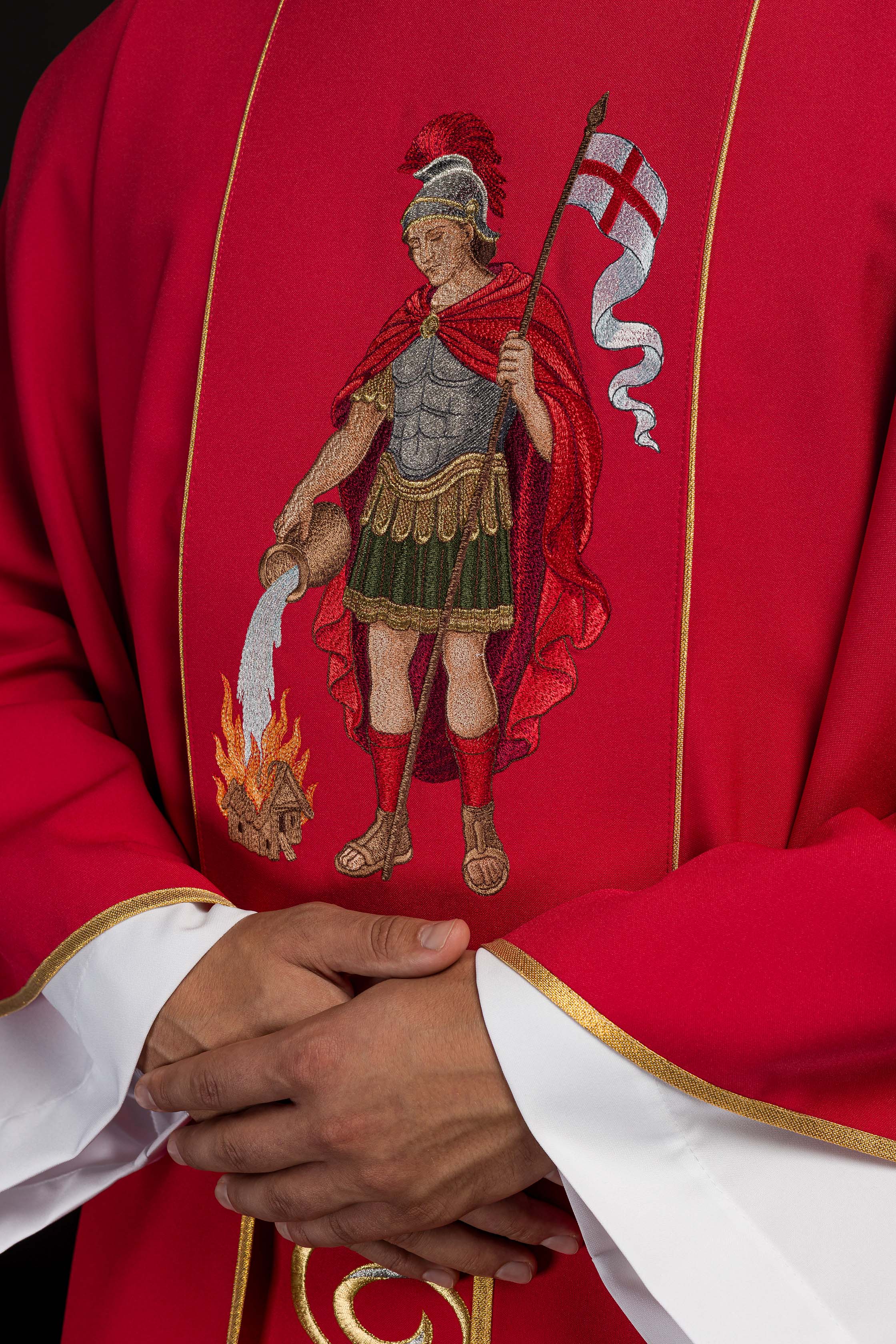 Casula vermelha bordada com imagem de São Floriano - chasubles.com.br