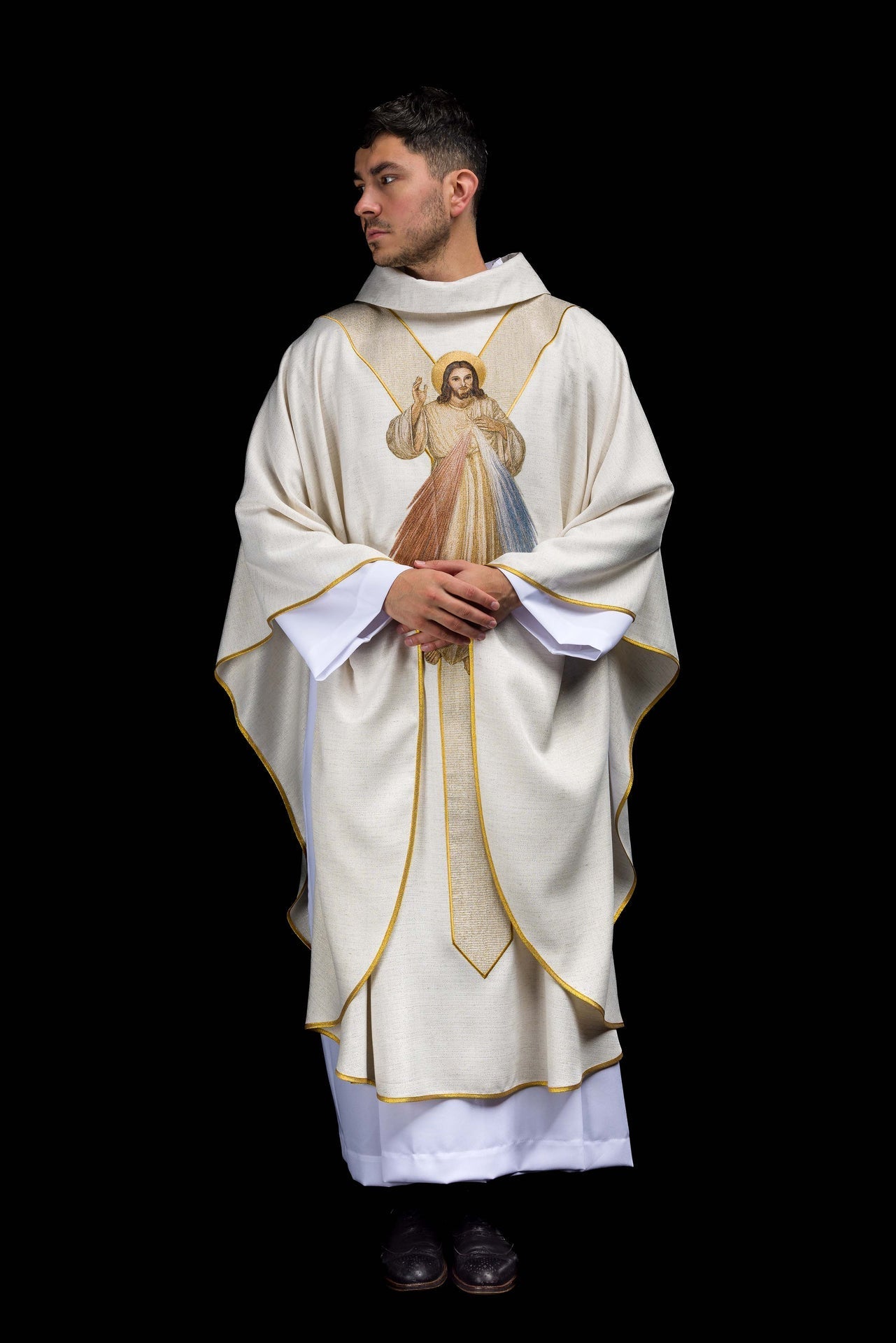 Casula bordada com imagem de Jesus Misericordioso creme