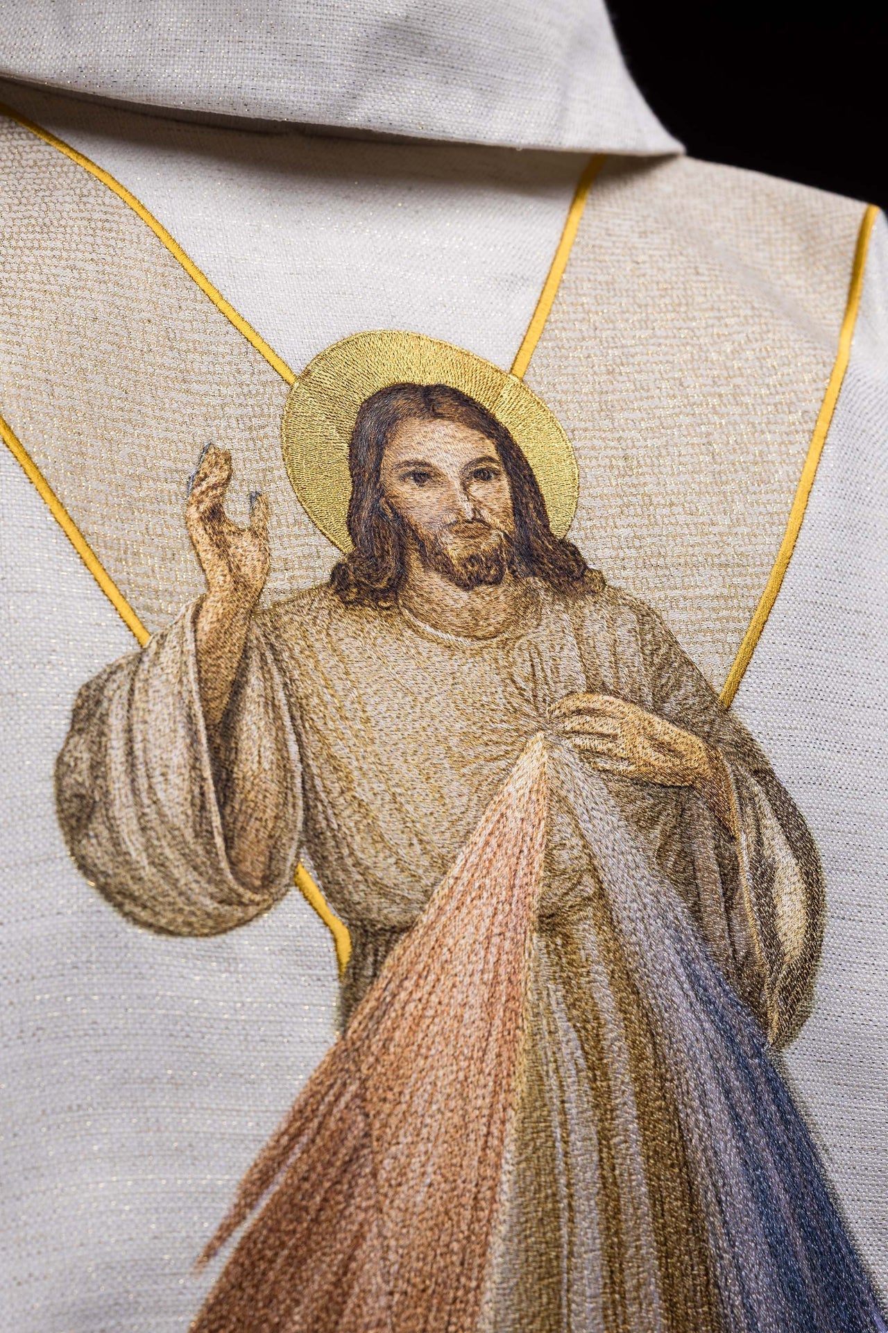 Casula bordada com imagem de Jesus Misericordioso creme