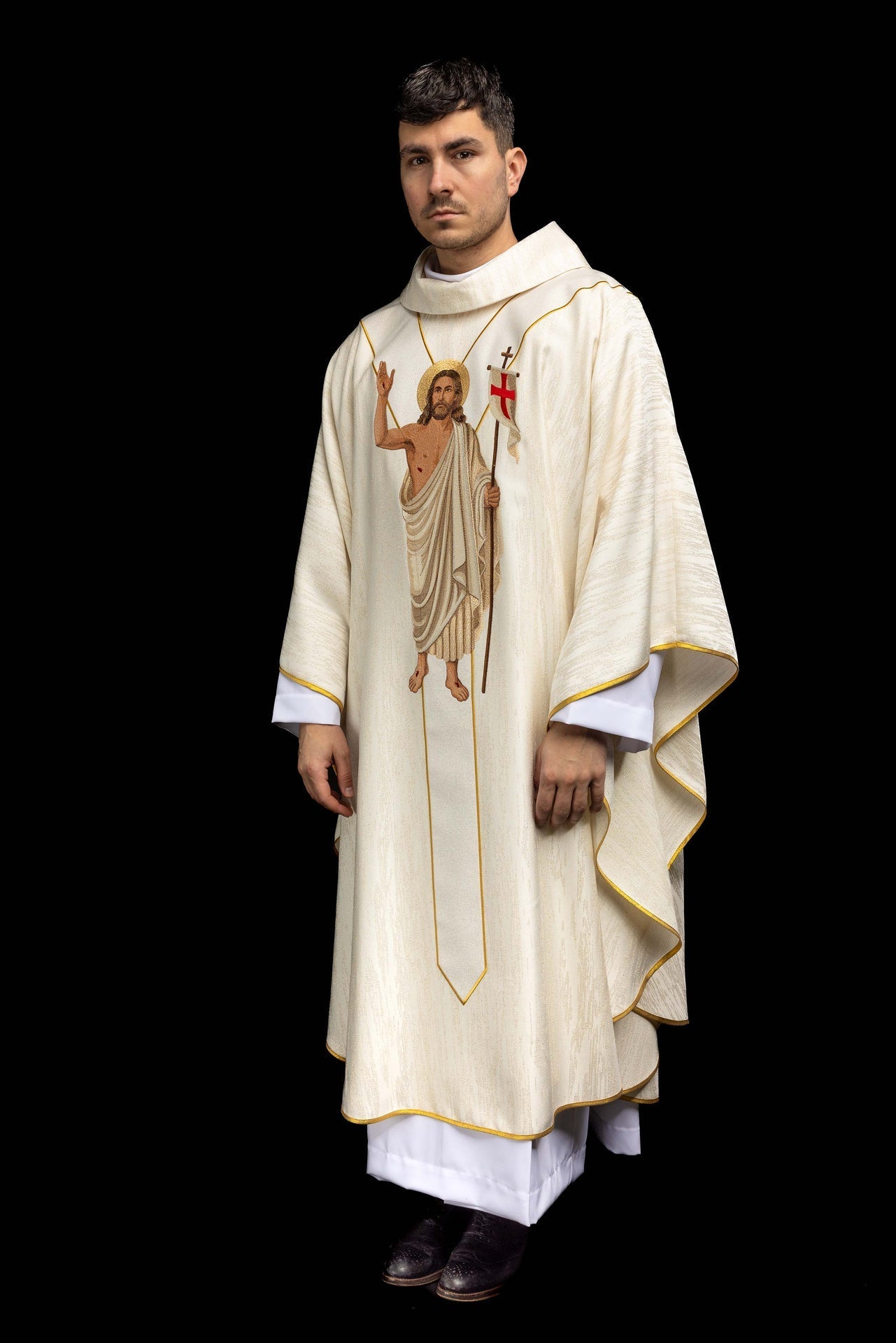 Casula bordada com imagem de Jesus Ressuscitado e Cordeiro Pascal - chasubles.com.br